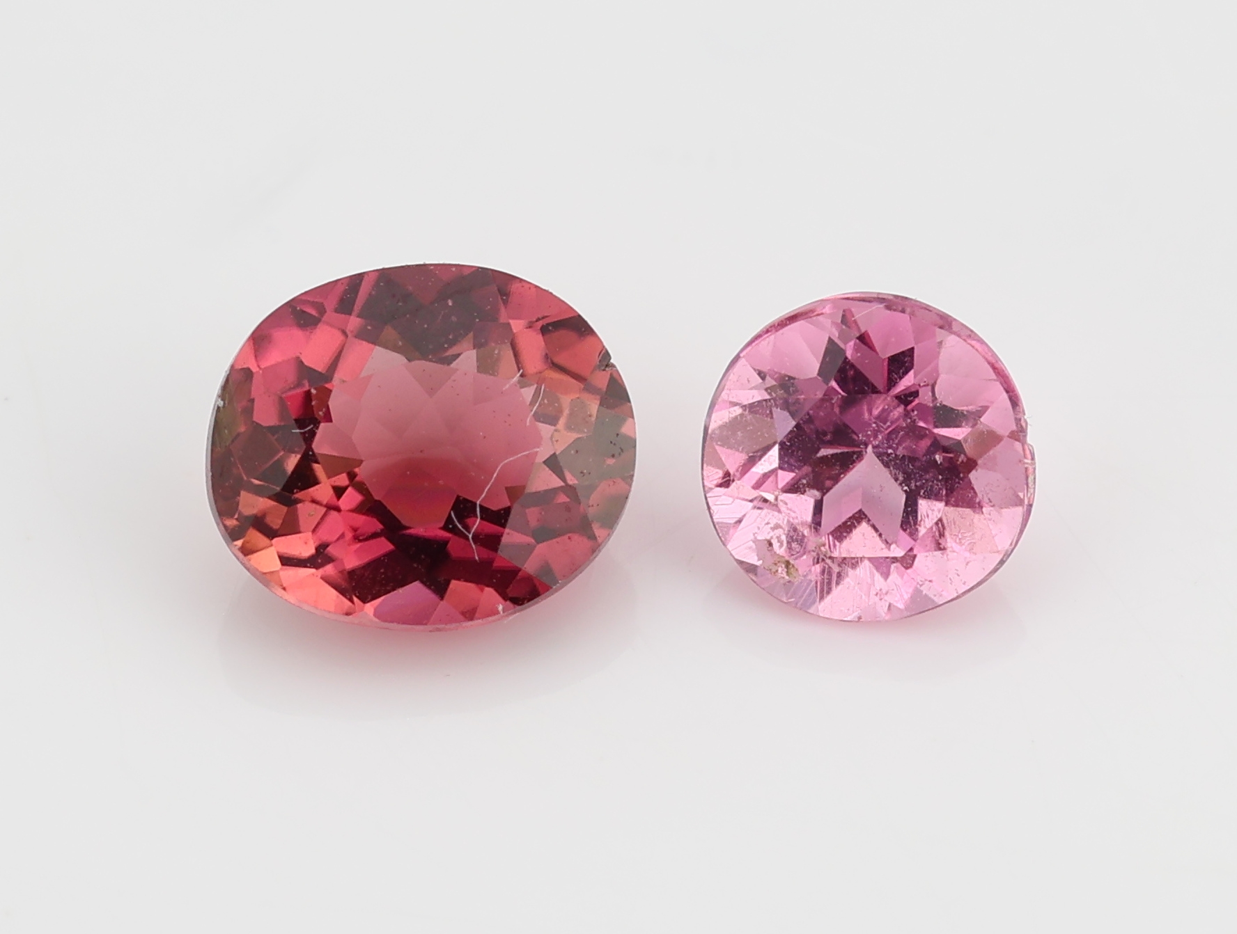 Detail a: Lot lose Turmaline zus. ca. 19.6 ct, rund- und ovalfacett. in versch. Größen und Farben
