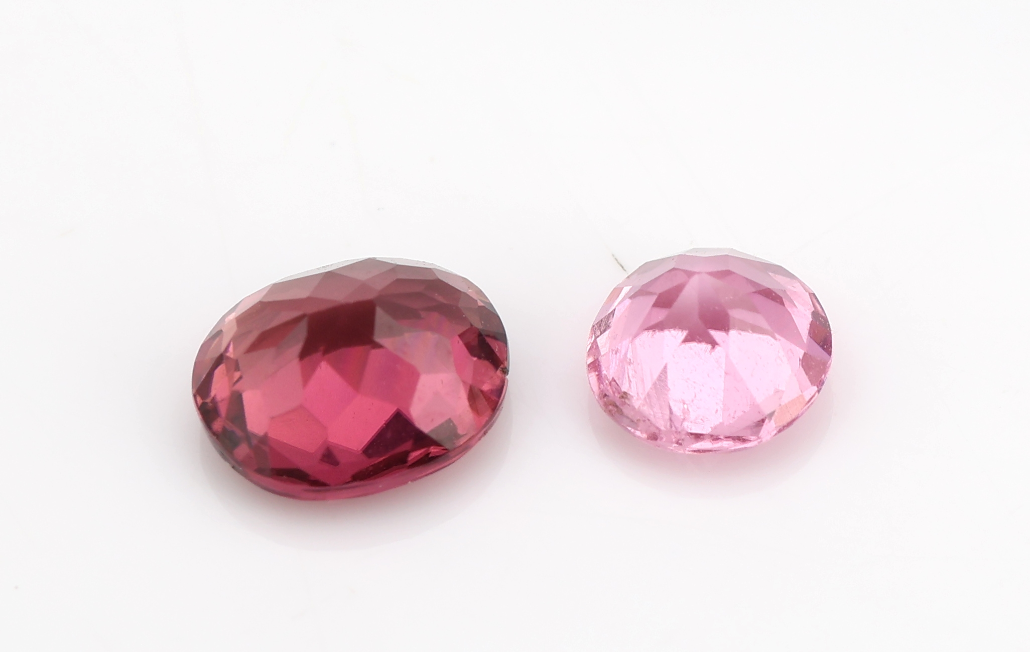 Detail b: Lot lose Turmaline zus. ca. 19.6 ct, rund- und ovalfacett. in versch. Größen und Farben
