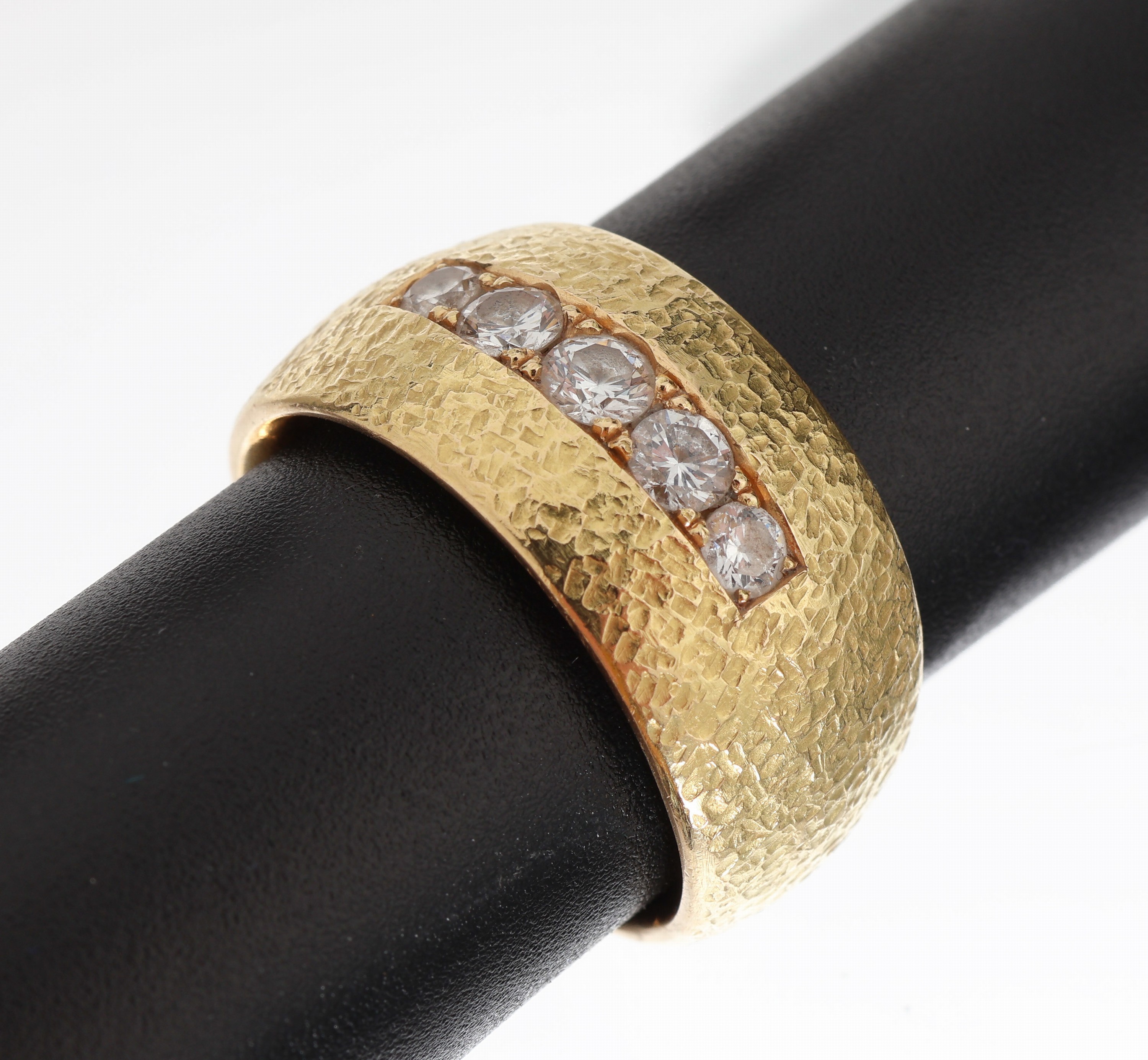 18 kt Gold Brillant-Ring, GG 750/000, 5 Brillanten zus. ca. 0.55 ct Weiss/si, Hammerschlagverz., RW 59, ca. 17.2 g