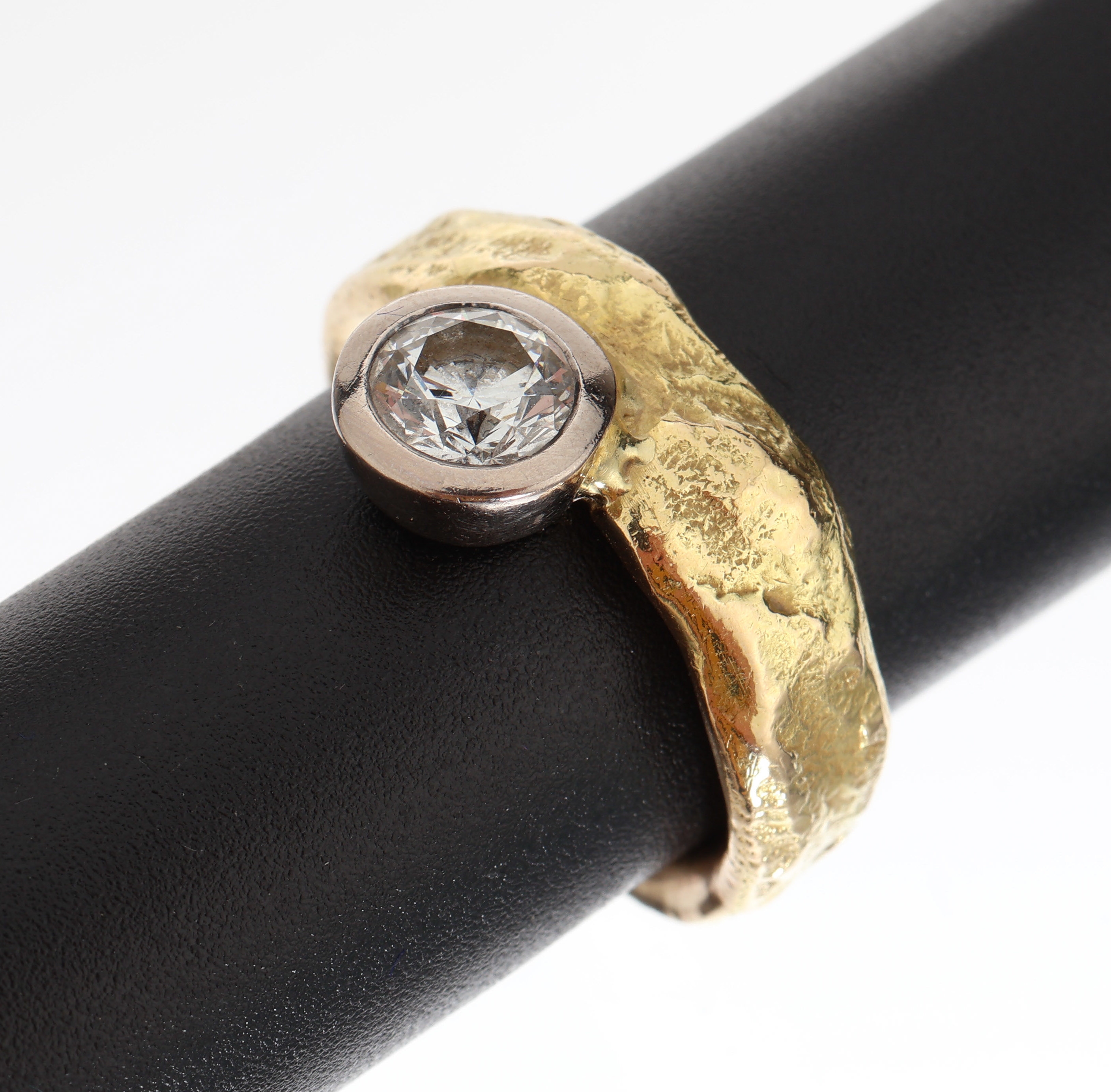 18 kt Gold Brillant-Ring, GG/WG 750/000, in WG gefasster Brillant ca. 1.04 ct Weiss/si2,Hammerschlagverz., RW 59, ca. 11.9 g, mit IDL-Expertise