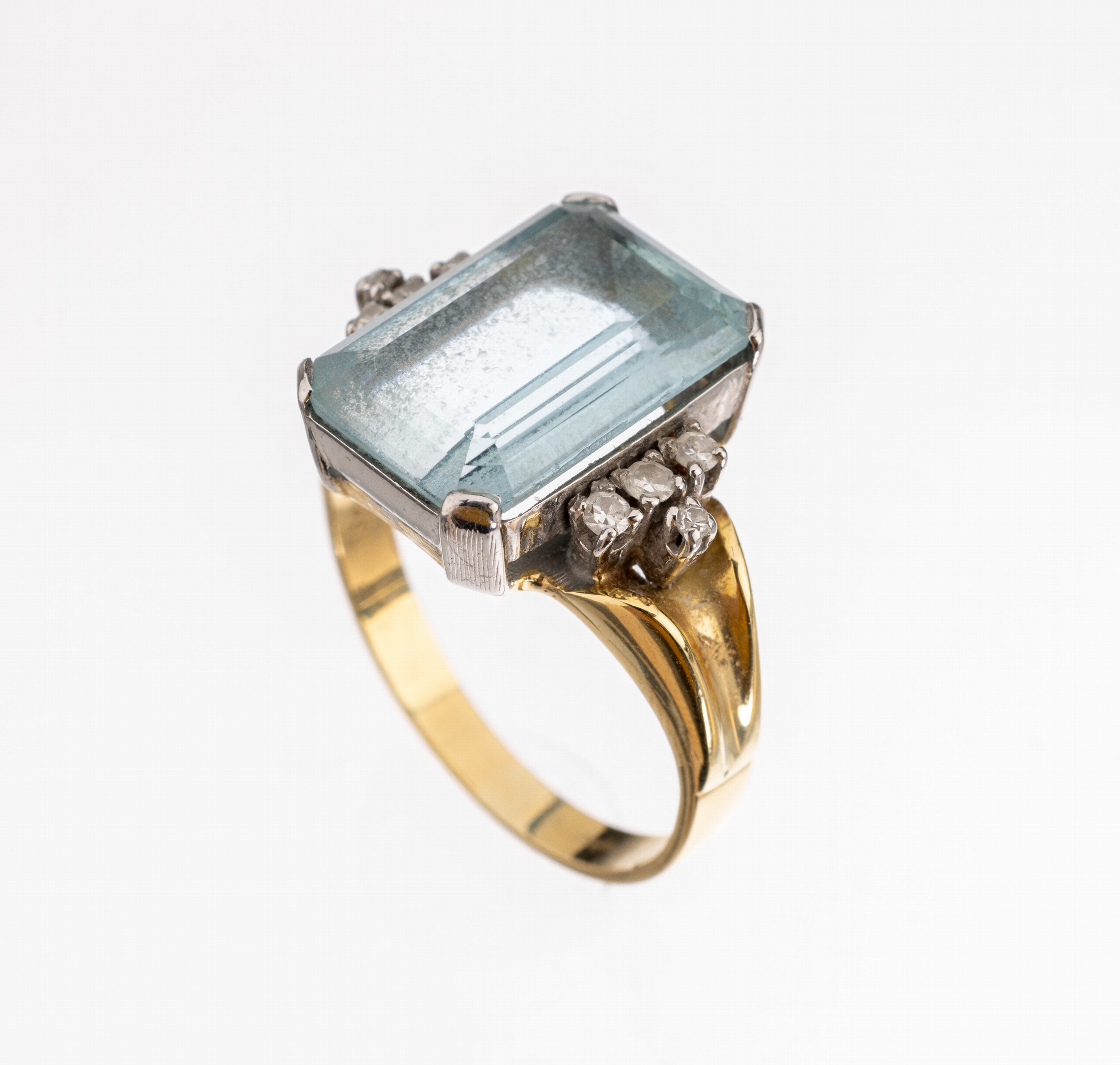 18 kt Gold Aquamarin Diamant Ring, GG/WG 750/000, Aquamarin im Emerald-Cut ca. 4.80 ct umgeben von 8 8/8-Diamanten zus. ca. 0.14 ct, RW 59, ca. 8.1 g