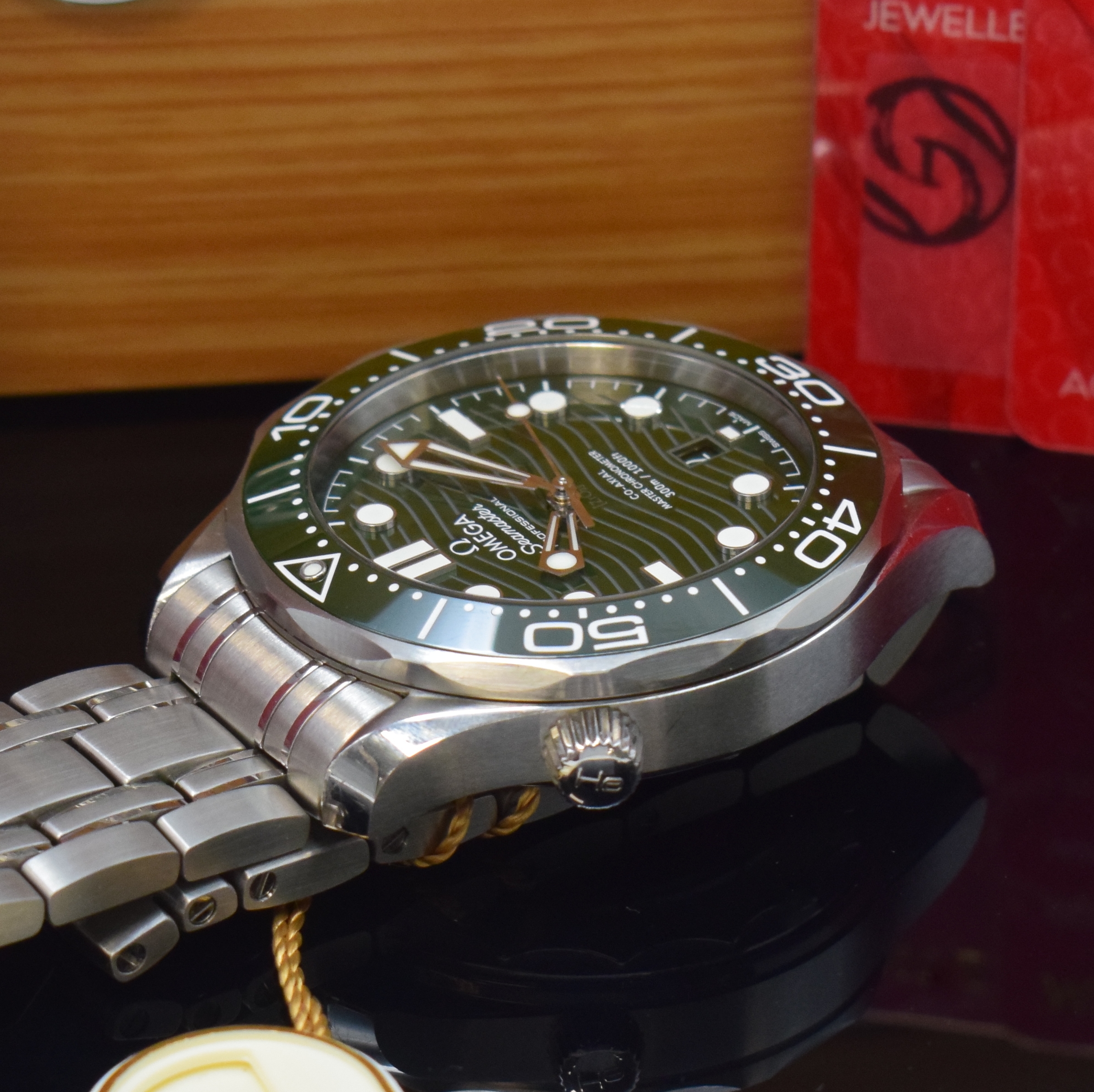 Detail d: OMEGA Herrenarmbanduhr Seamaster Diver 300 M Referenz 210.30.42.20.10.001, Automatik, Chronometer in Edelstahl inkl. orig. Gliederband m. Faltschl., ...