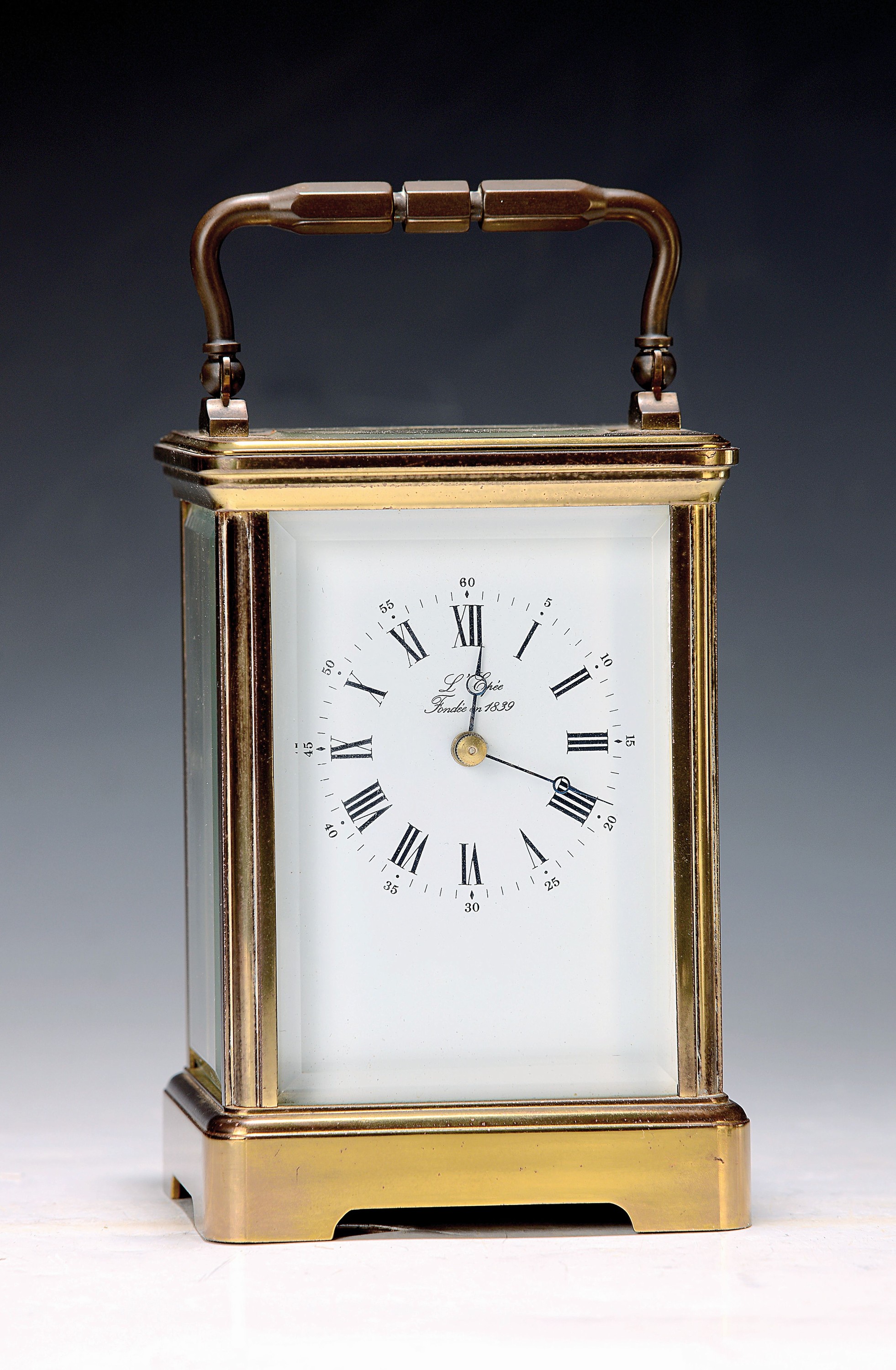 Reiseuhr mit Halbstundenschlag, Frankreich, 20.Jh., Messinggehäuse, allseitig facett. verglast, Vergoldung berieben, Emailzifferblatt signiert ...