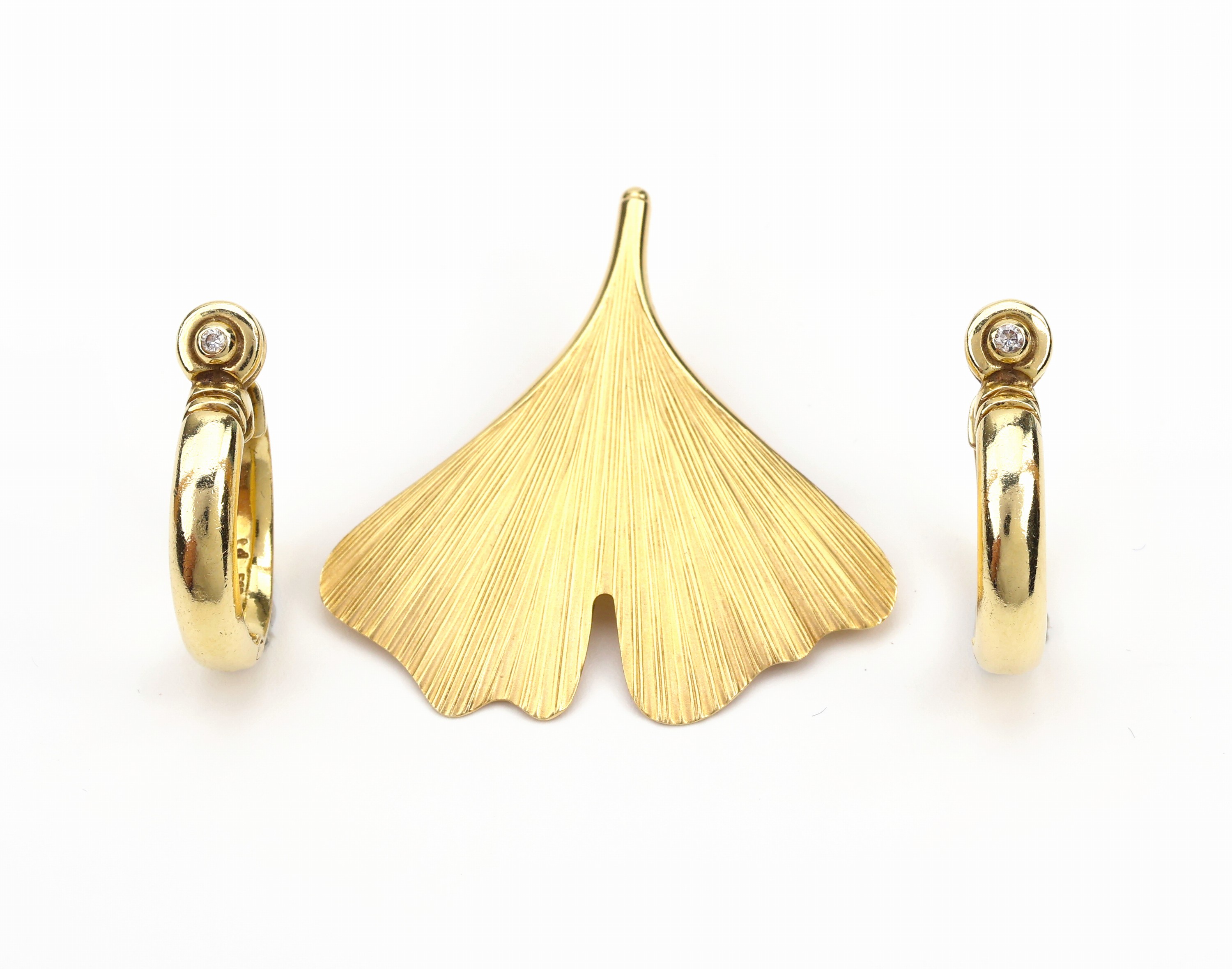 14 kt Gold Konvolut: 1 x Paar Ohrstecker, Creolenform, mit 2 Brill.zus. ca. 0.04 ct Weiss/si, 1 x Anhänger in Form eines Ginkgo-Blatts, L ca. 3.5 ...