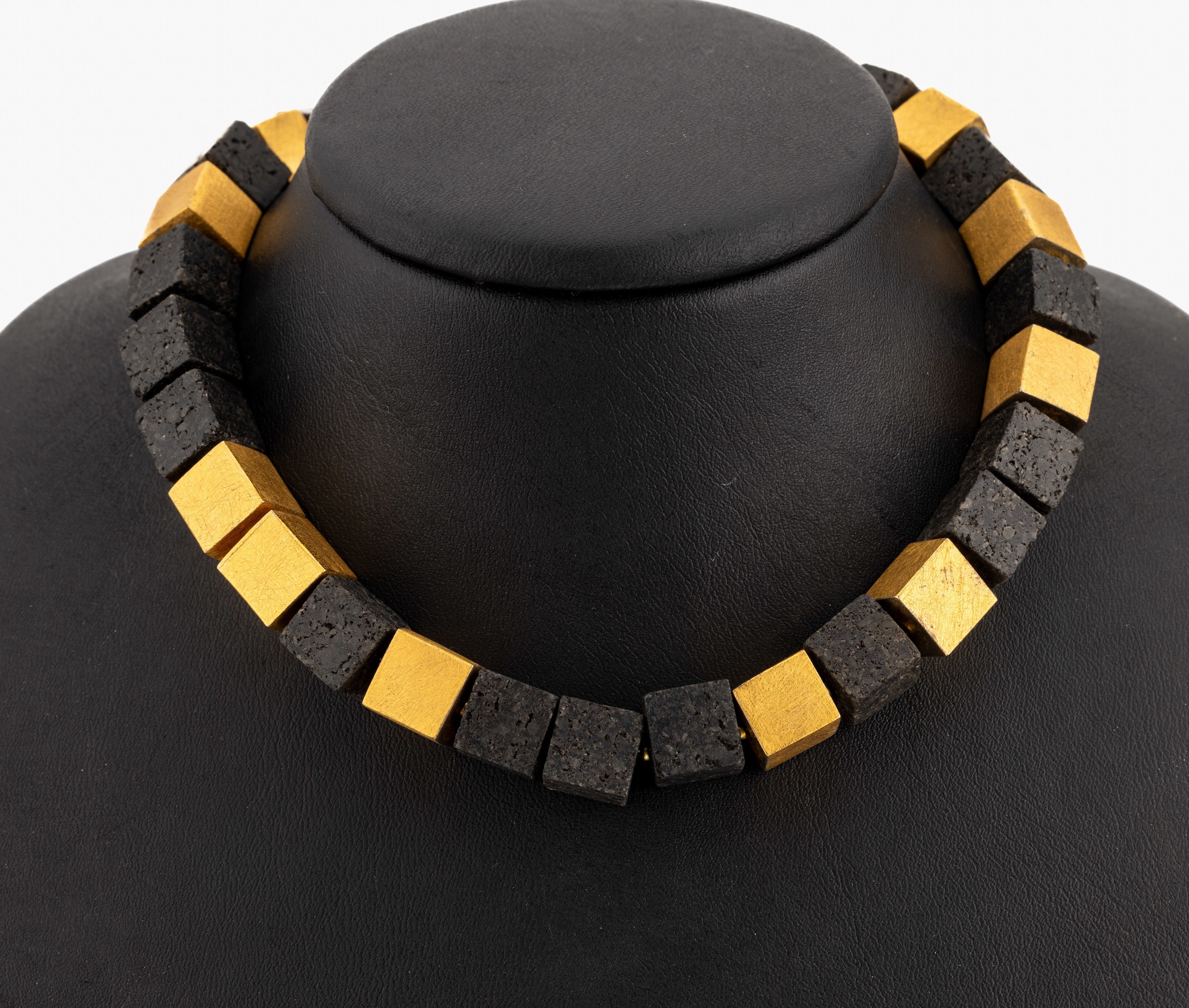 Designercollier, einzelne Glieder in Würfelform, 1 x Silber vergoldet, 1 x vermutl.Lavagestein, L ca. 49 cm, Hakenverschlu?