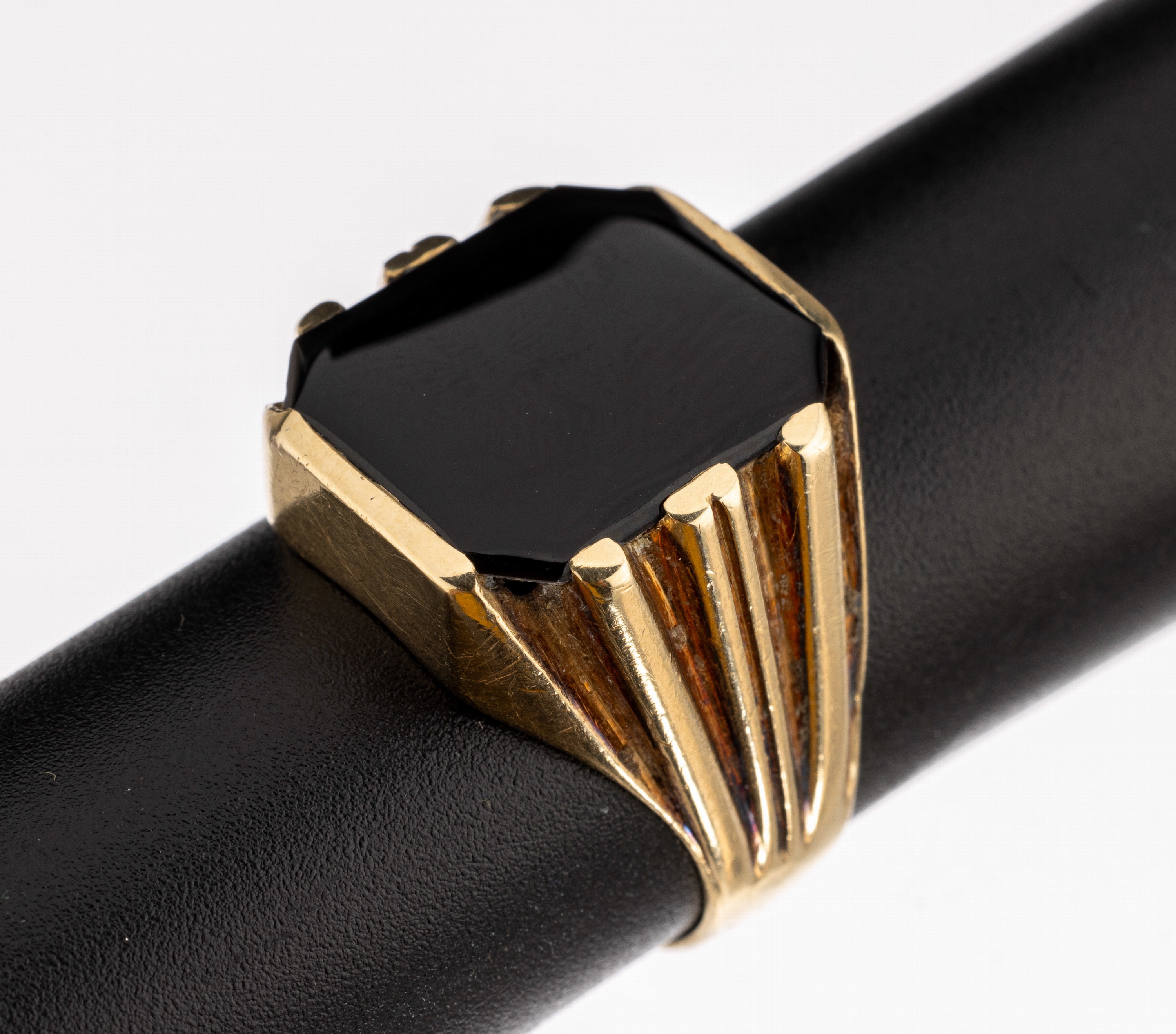14 kt Gold Onyx-Ring, GG 585/000, Ringschultern gerieft, Onyxplatte frei, RW 62,ca. 11.4 g