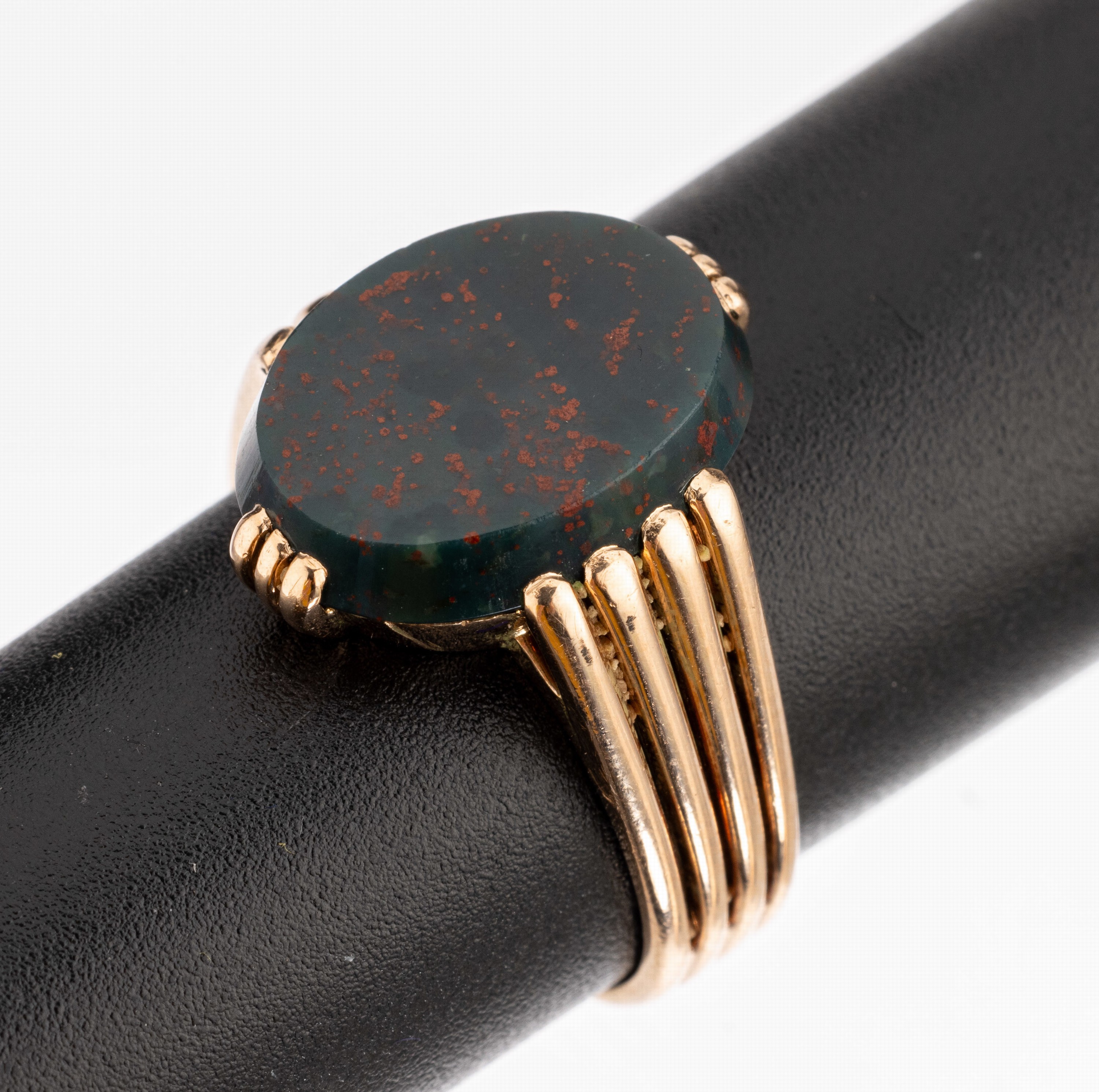 14 kt Gold Jaspis-Ring, um 1900, RoseG 585/000, Ringschultern gerieft, ovaler Jaspis,RW 57, ca. 7.2 g, Ringschiene mit pers. Gravurund Dat. 14.3.09