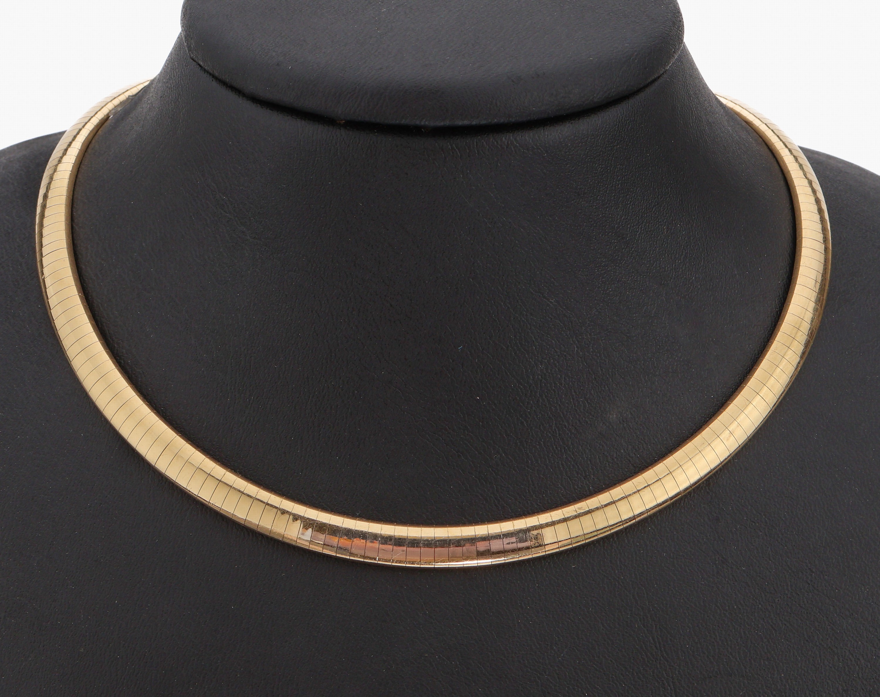 14 kt Gold Omega-Halsreif, GG 585/000, Kastenschloss mit Sicherheitsacht, D. ca. 14 cm, ca. 43.7 g