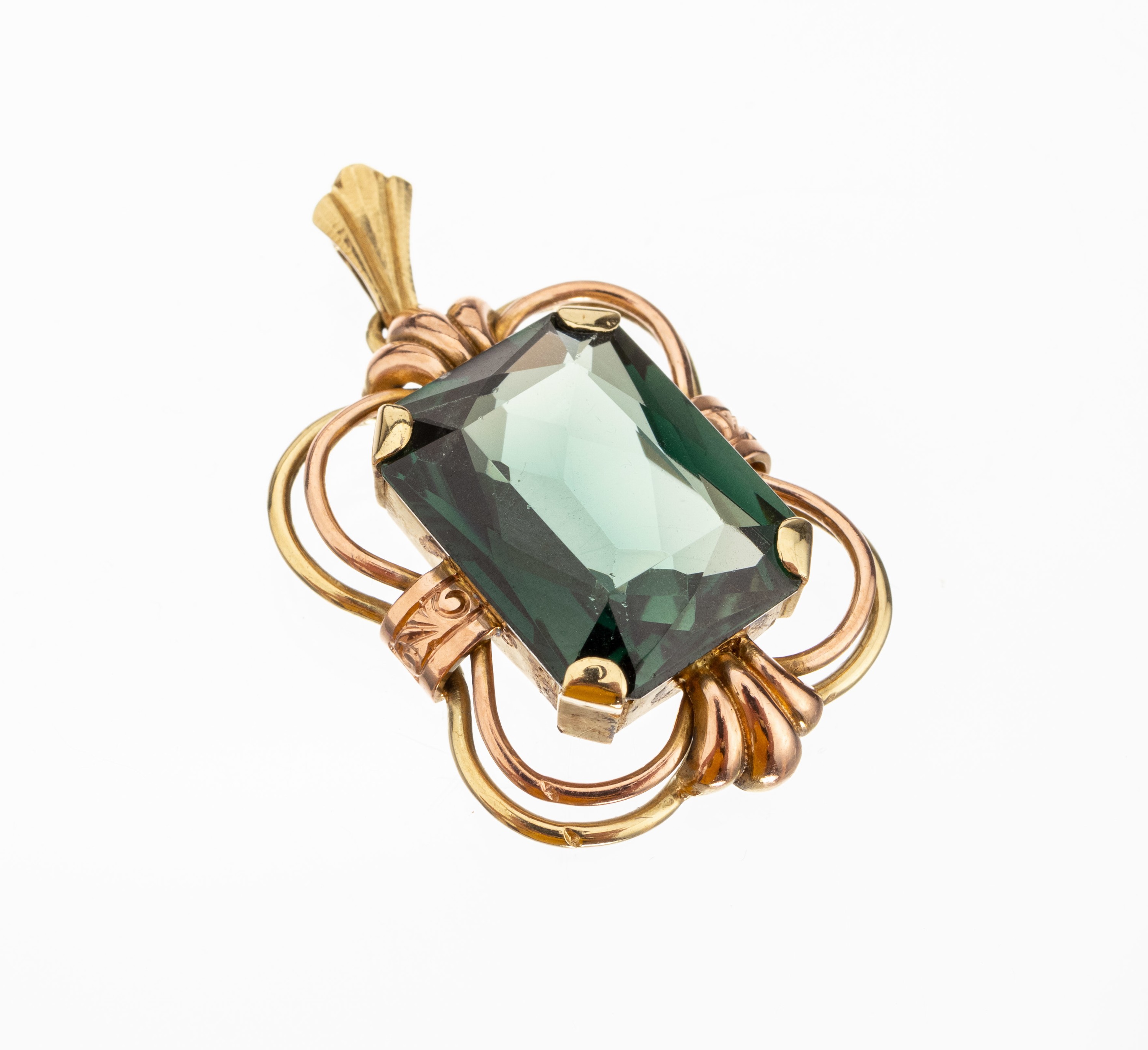 14 kt Gold Spinell (synth.) Anhänger, 1940er/50er Jahre, GG/RG 585/000, geschwungene Rahmung mit Muschelornamenten, mittig facett. Synthese, ca. ...