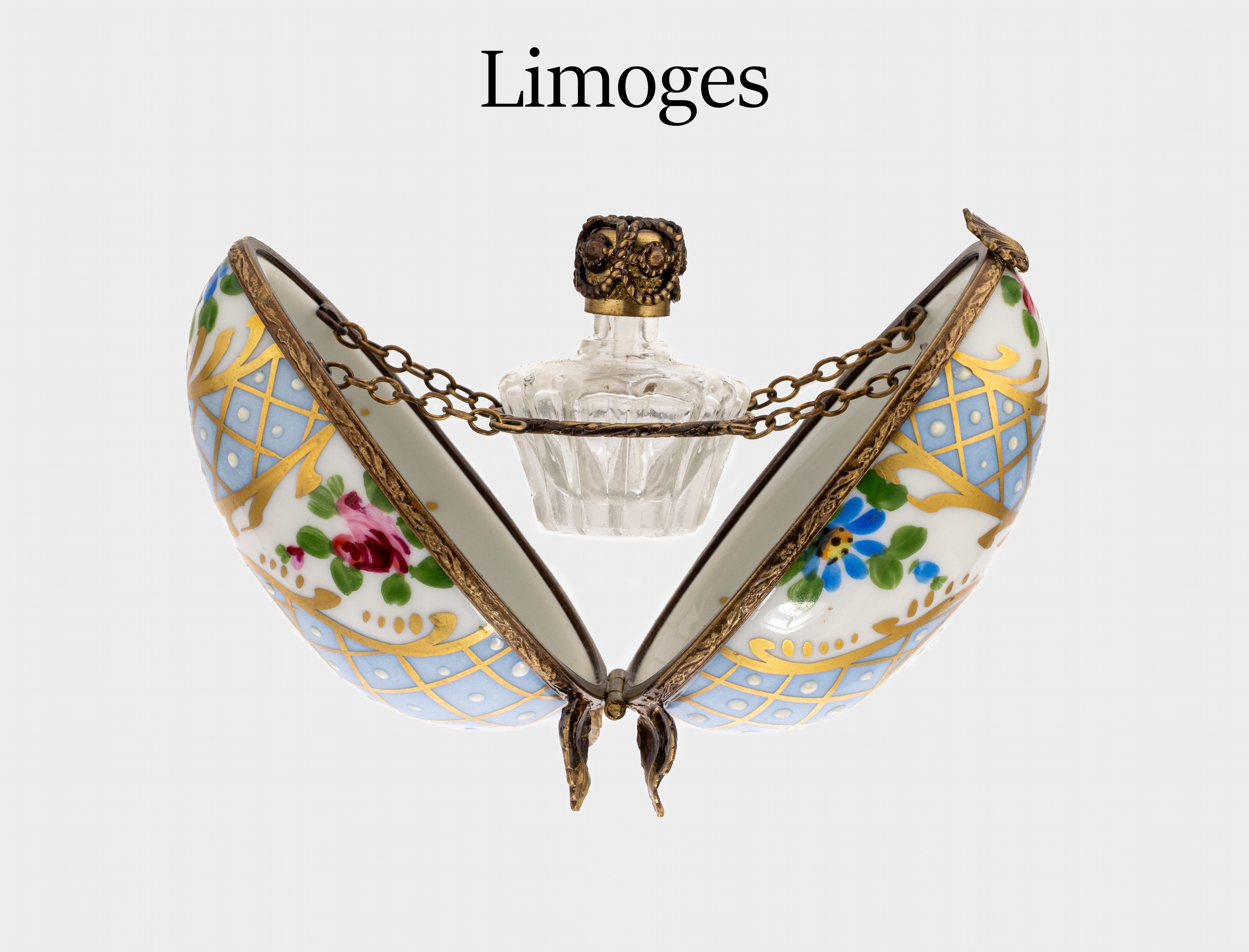 LIMOGES Vitrinenobjekt, Frankreich um 1930 Porzellanei auf 4 blattförm.Füssen, aufklappbar, polychrome Malerei, innen kl. Parfumflakon, Monturen ...