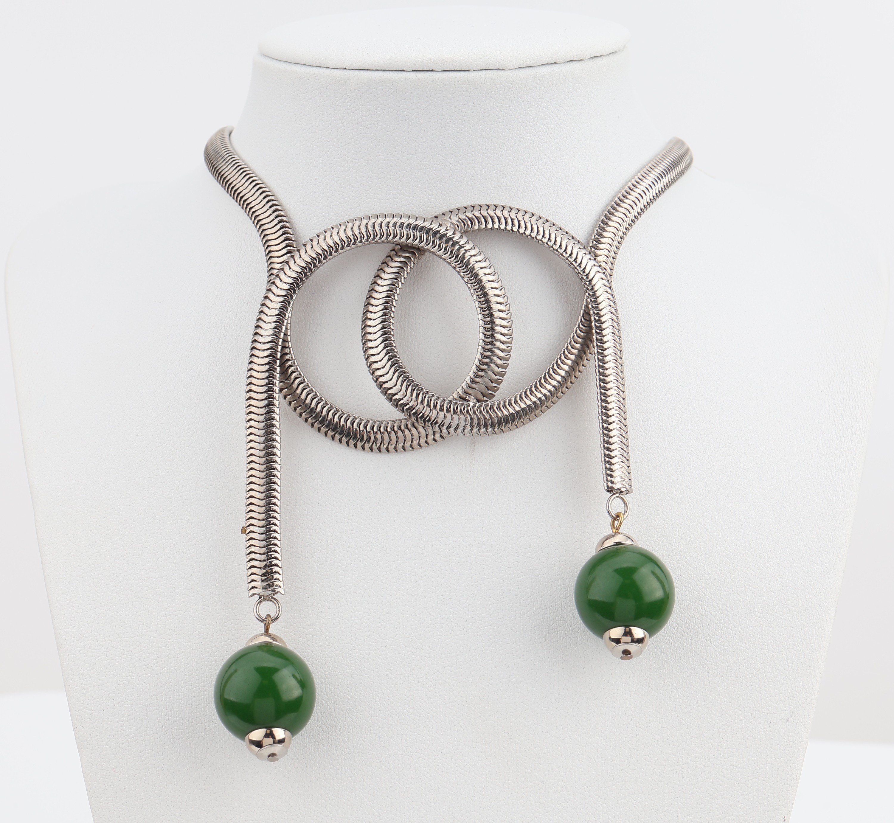 Art Deco Collier, wohl Jakob Bengel, 1930erJahre, Metall verchromt, geschwungenes Mittelteil mit 2 bewegl. abgehängten grünen Bakelit-Kugeln, L. ...