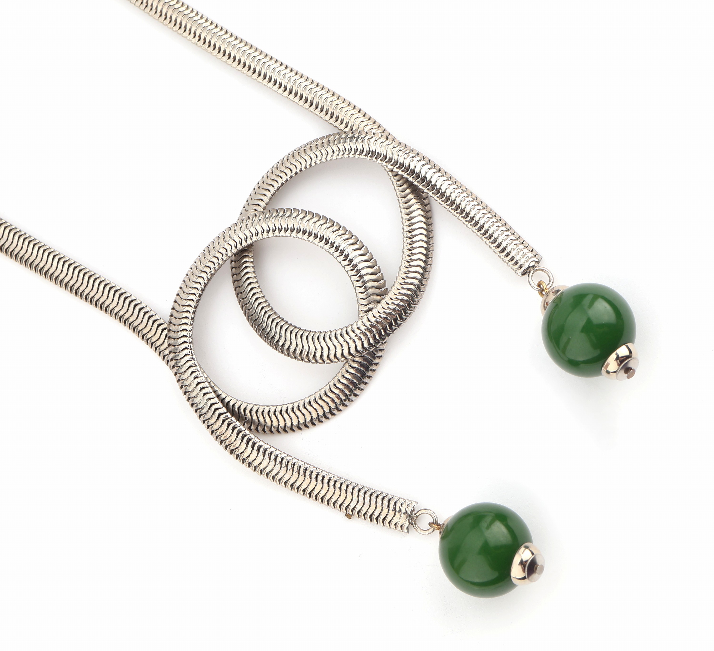 Detail a: Art Deco Collier, wohl Jakob Bengel, 1930erJahre, Metall verchromt, geschwungenes Mittelteil mit 2 bewegl. abgehängten grünen Bakelit-Kugeln, L. ...