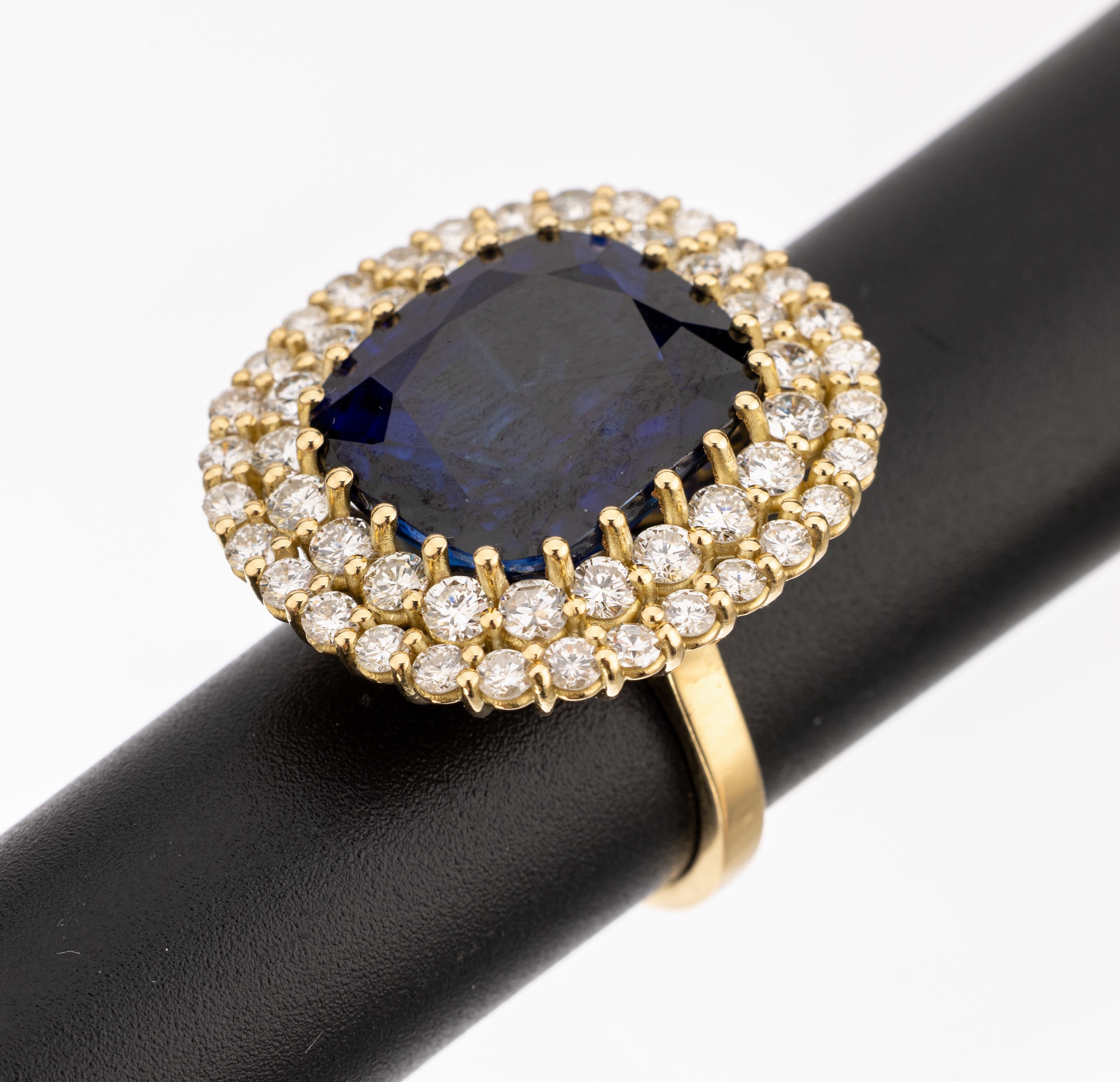 18 kt Gold Brillant-Saphir-Ring, GG 750/000, ovalfacett. Saphir (beh.) ca. 20.20 ct, 50 Brillanten zus. ca. 2.55 ct feines Weiß-l. get.Weiß/si, ...