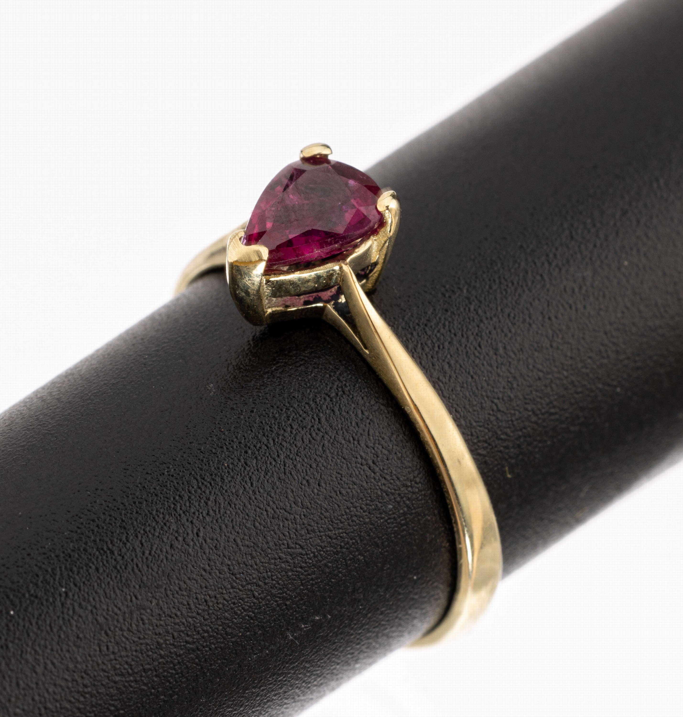 14 kt Gold Rubin Ring, GG 585/000, facett. Rubin-Tropfen ca. 0.70 ct, ca. 1.8 g, RW 54