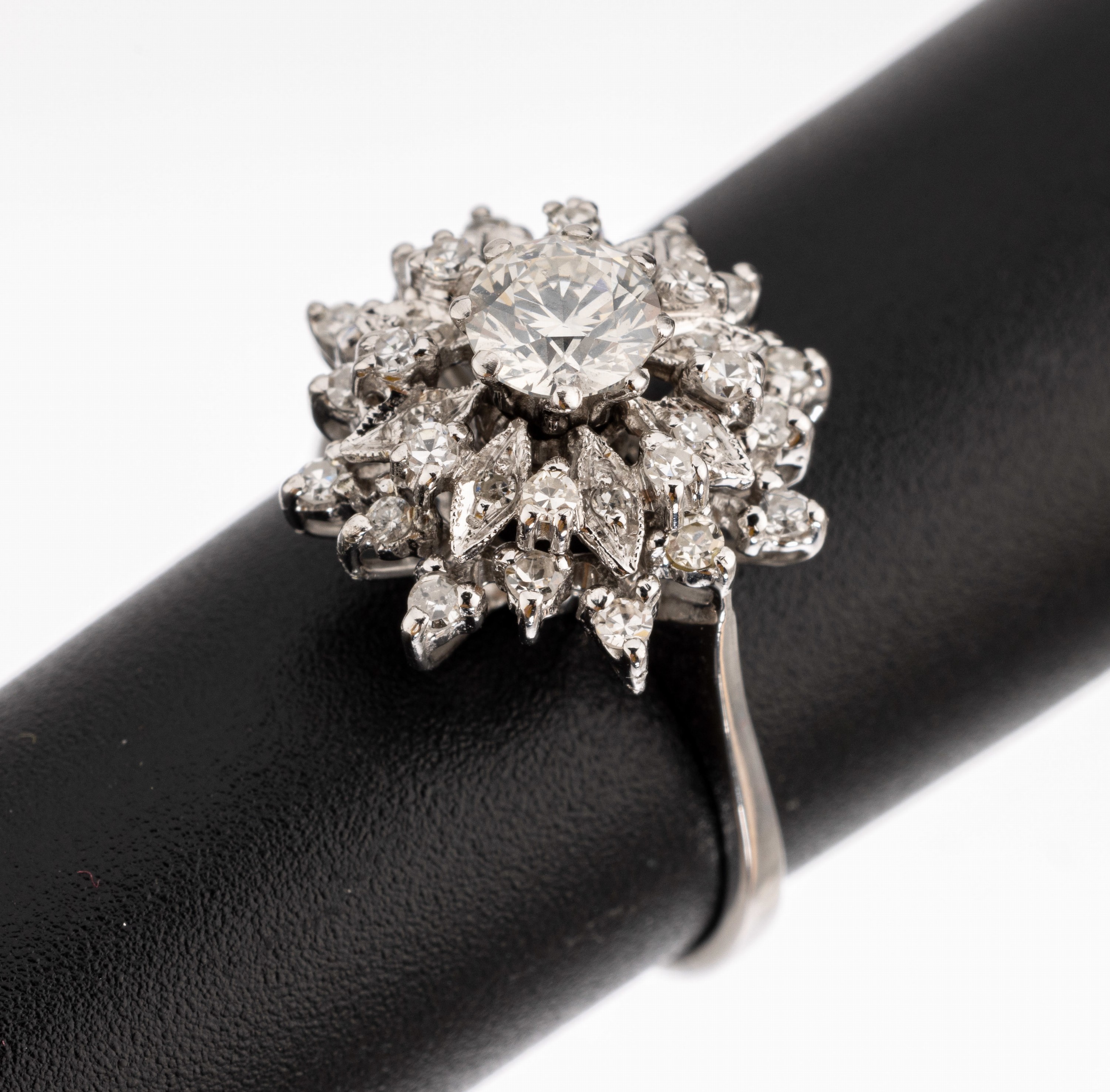 18 kt Gold Brillant Ring, WG 750/000, 1 Brillant ca. 0.46 ct Weiss/si, 32 8/8-Diamantenzus. ca. 0.30 ct Weiss/si, total ca. 4.10 g, RW51