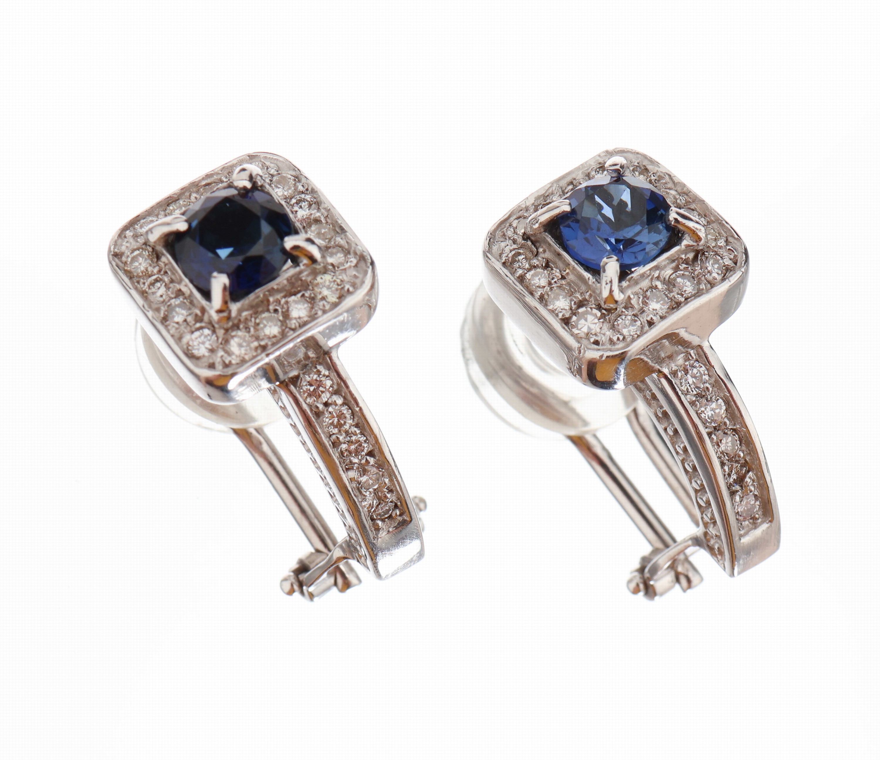Paar 18 kt Gold Saphir Brillant Ohrstecker, WG 750/000, 2 rundfacett. Saphire zus. ca. 1.30 ct, 44 Brillanten zus. ca. 0.80 ct Weiß/si, total ca. ...