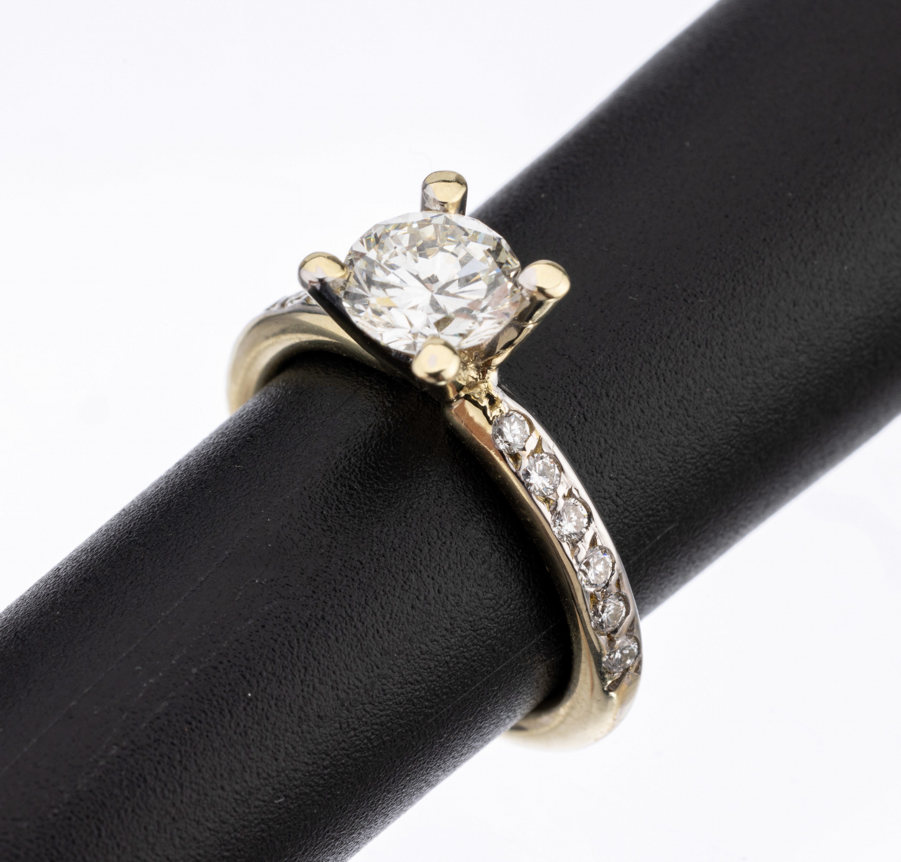 14 kt Gold Brillant-Ring, GG 585/000, Brillant-Solitär 1.05 ct Weiß-l.get.Weiß/vvs- vs, 12 Brillanten zus. ca. 0.10 ct Weiß/si, ca. 4.8 g, RW 50