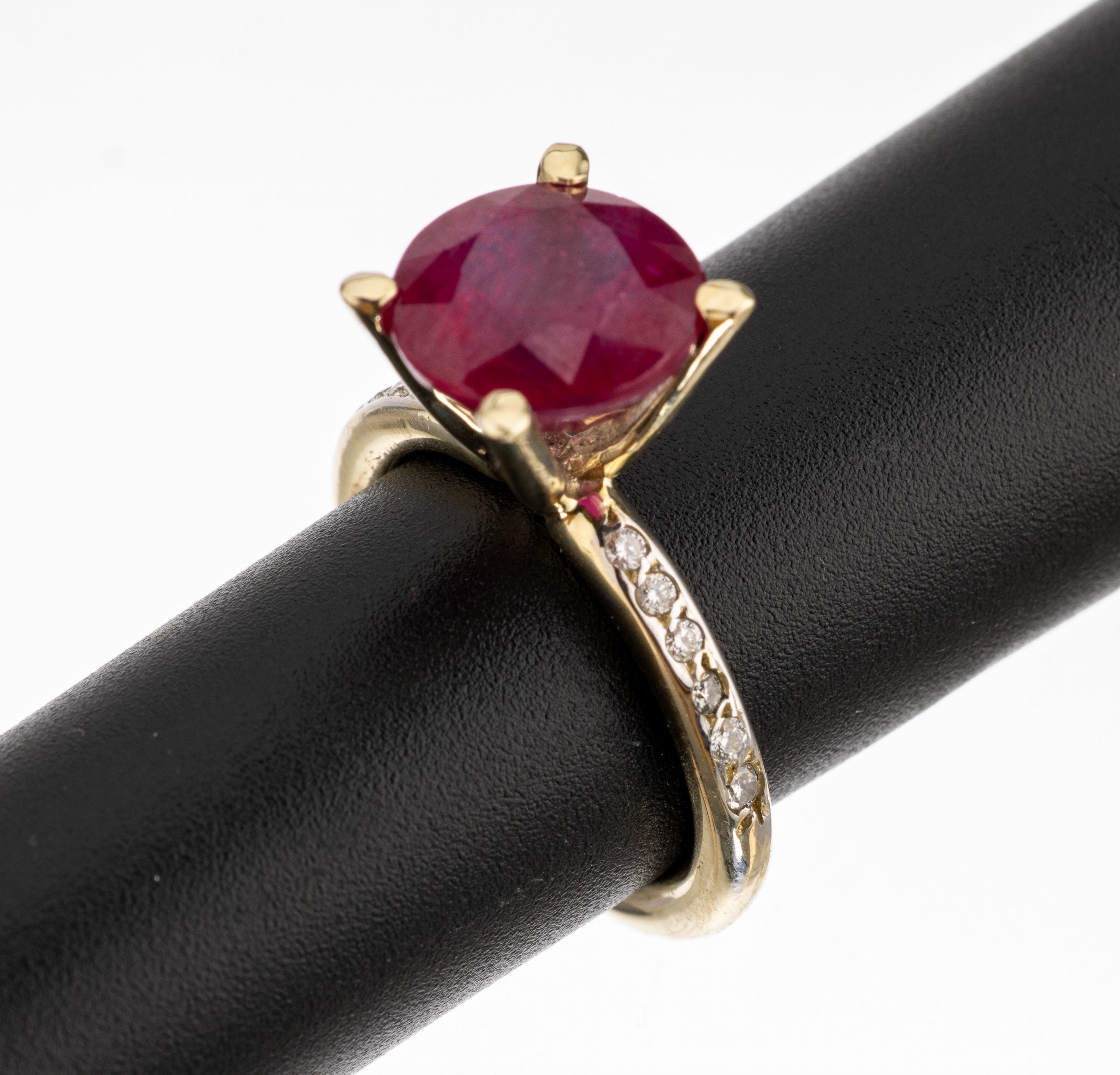 14 kt Gold Rubin Brillant Ring, GG 585/000, rundfacett. Rubin (beh.) ca. 5.60 ct, 12 Brillanten zus. ca. 0.15 ct Weiß/si, total ca. 6.1 g, RW 50