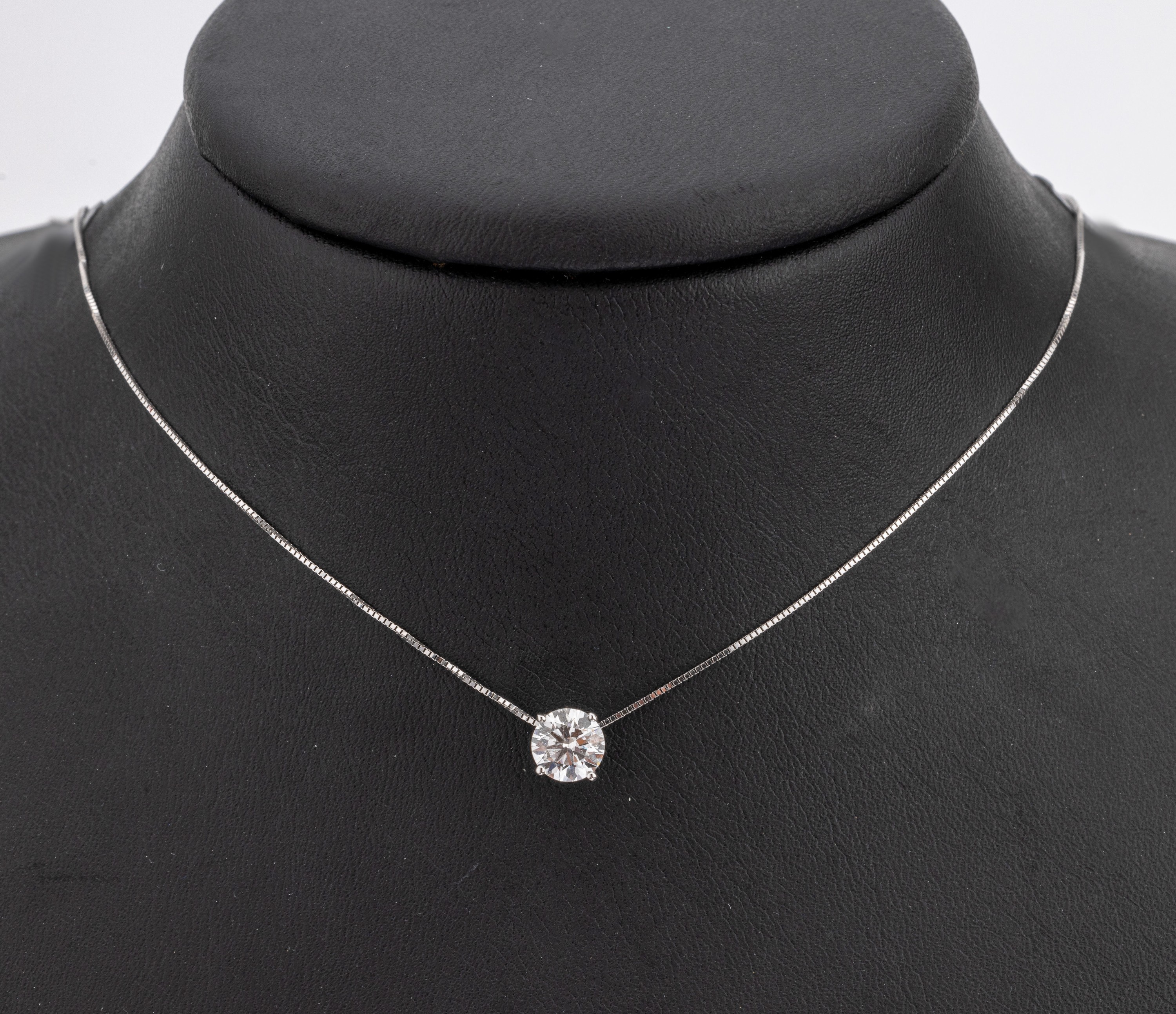14 kt Gold Brillant-Anhänger, WG 585/000, Brillant 1.02 ct hochfeines Weiss (D-E)/si 2, GWLAB 11/23, an Kette 14 kt Gold, WG 585/000, ...