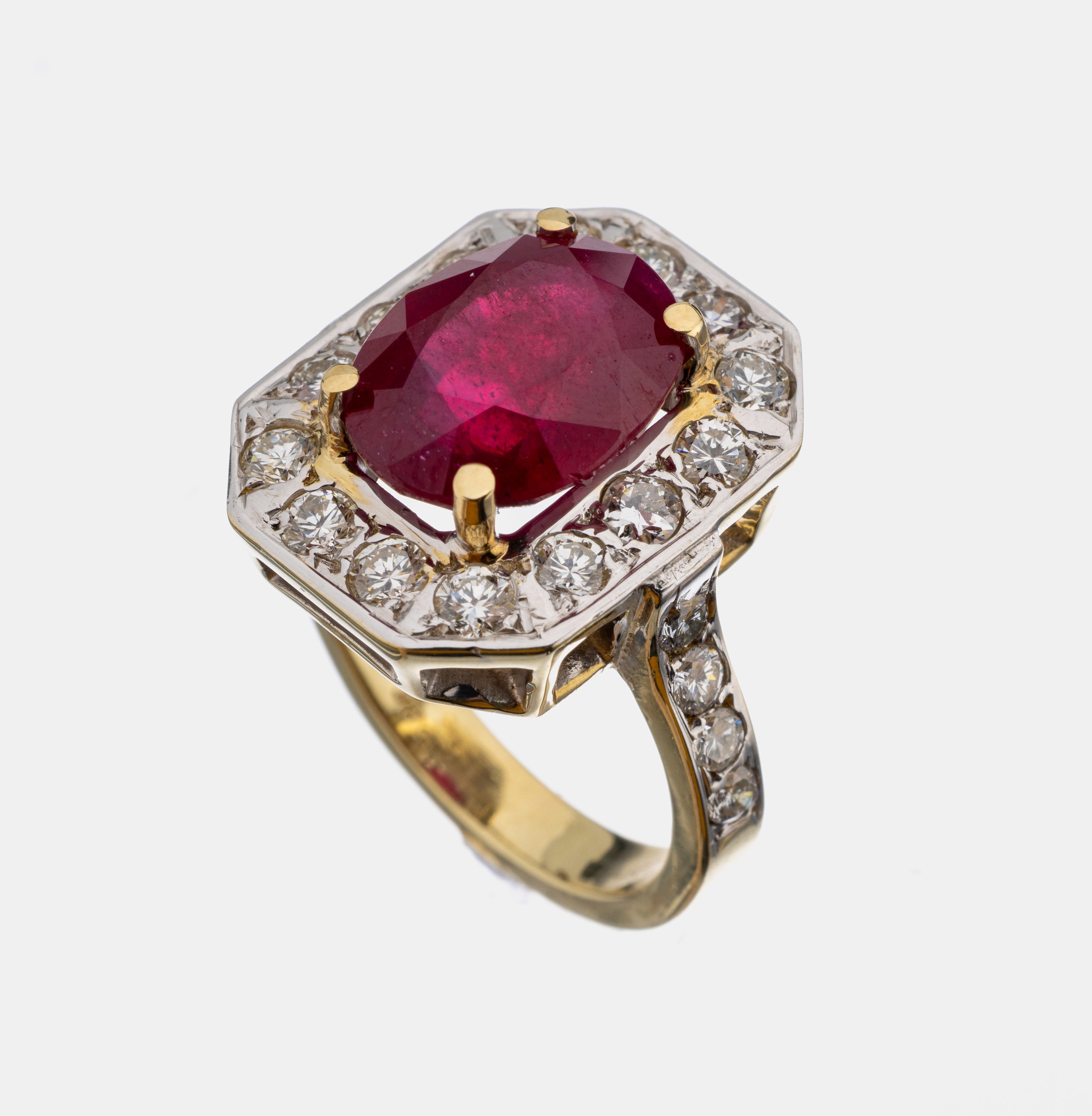 14 kt Gold Rubin-Brillant-Ring, GG 585/000,ovalfacett. Rubin (beh.) ca. 8.16 ct, 22 Brillanten zus. ca. 1.80 ct get. Weiß-Weiß/vs,ca. 12 g, RW 57