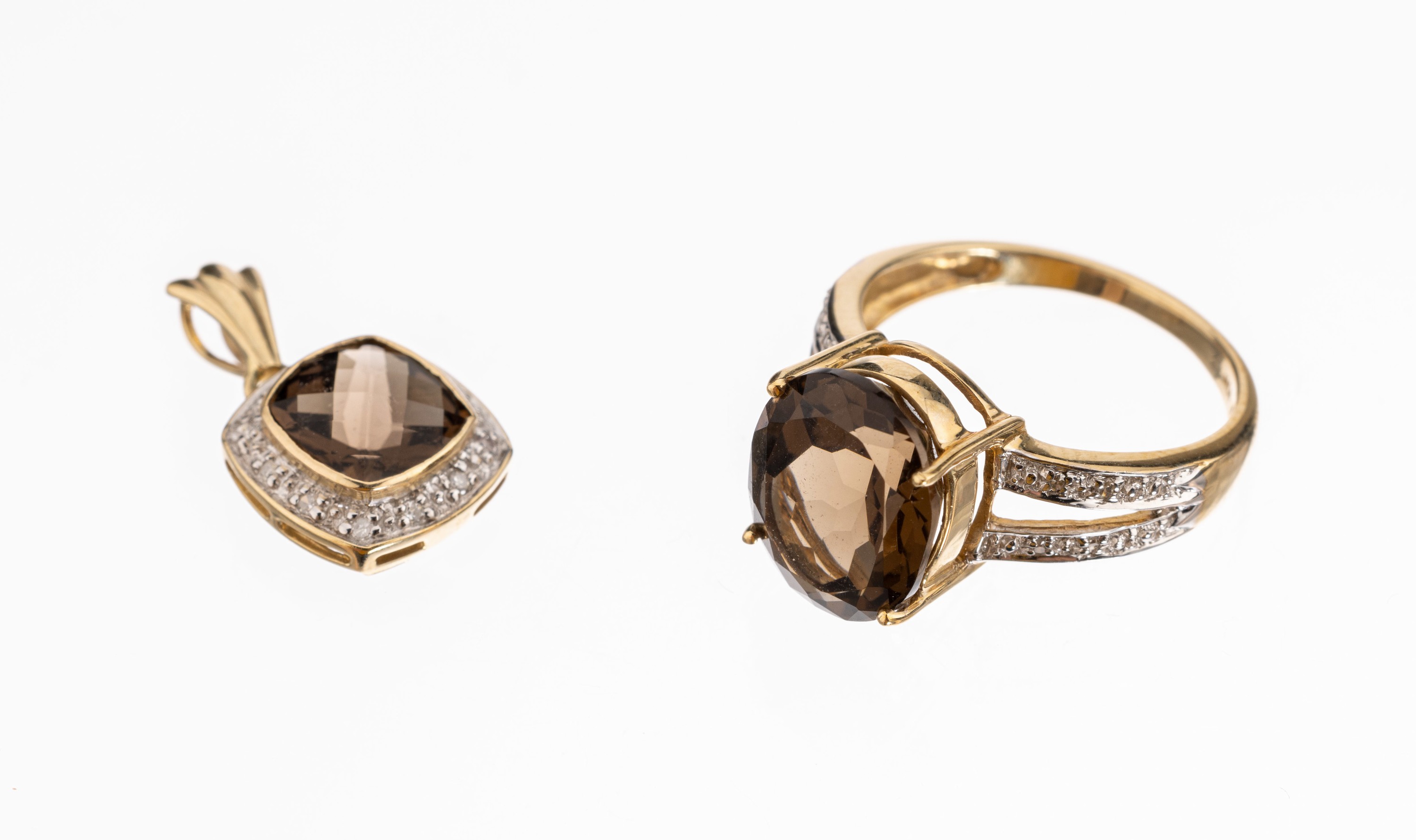 10 kt Gold Rauchquarz-Diamant-Schmuckset, GG 417/000, best. aus: 1 Ring, RW 54, ovalfacett. Rauchquarz, Ringschultern mit kl. 8/8-Diamanten, und 1 ...