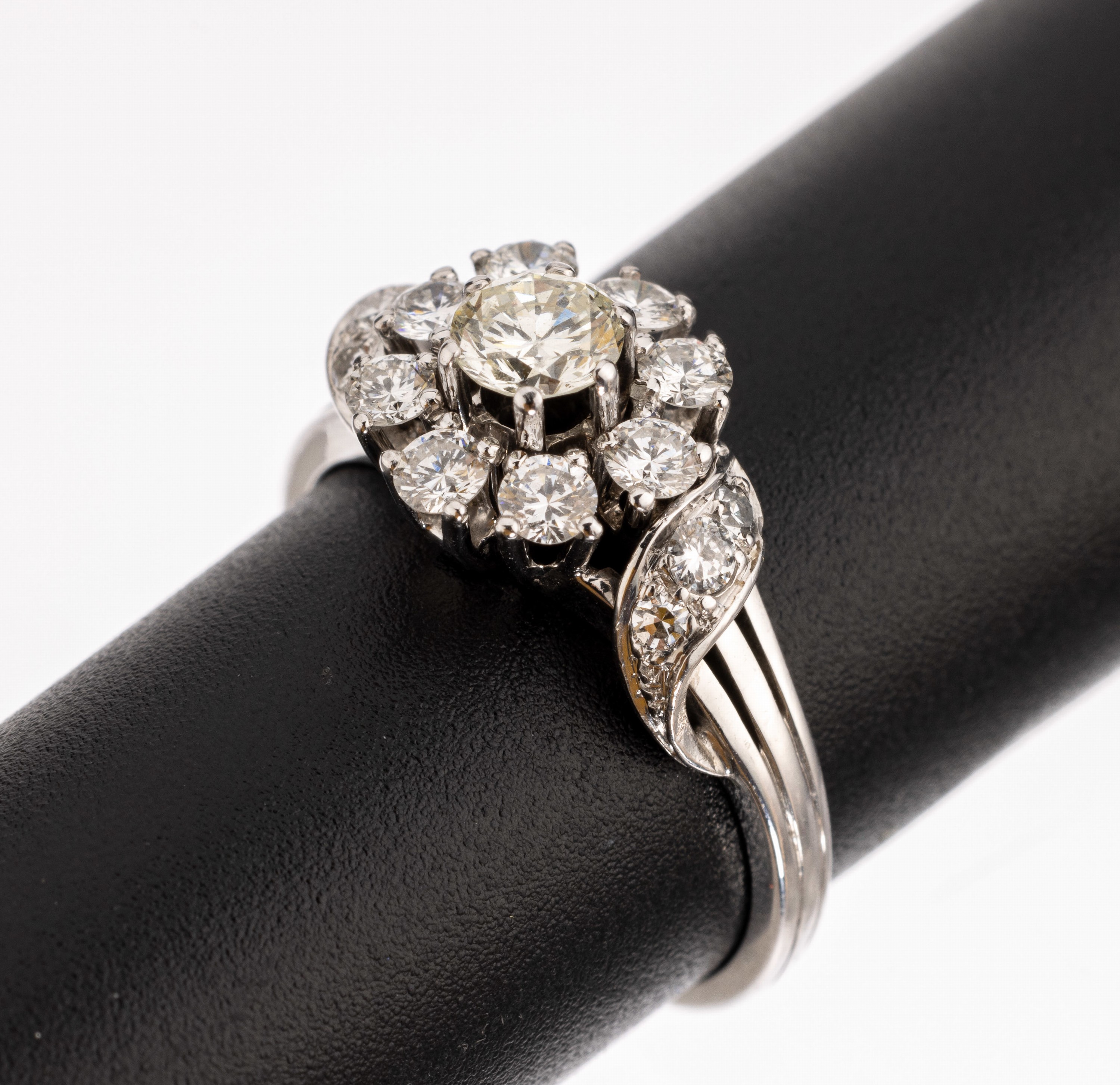 18 kt Gold Brillant Ring, WG 750/000, 1 Brillant ca. 0.40 ct l. get.Weiss/si, 10 Brillanten und 4 8/8-Diamanten zus. ca. 0.37 ct Weiss/si, total ca. ...