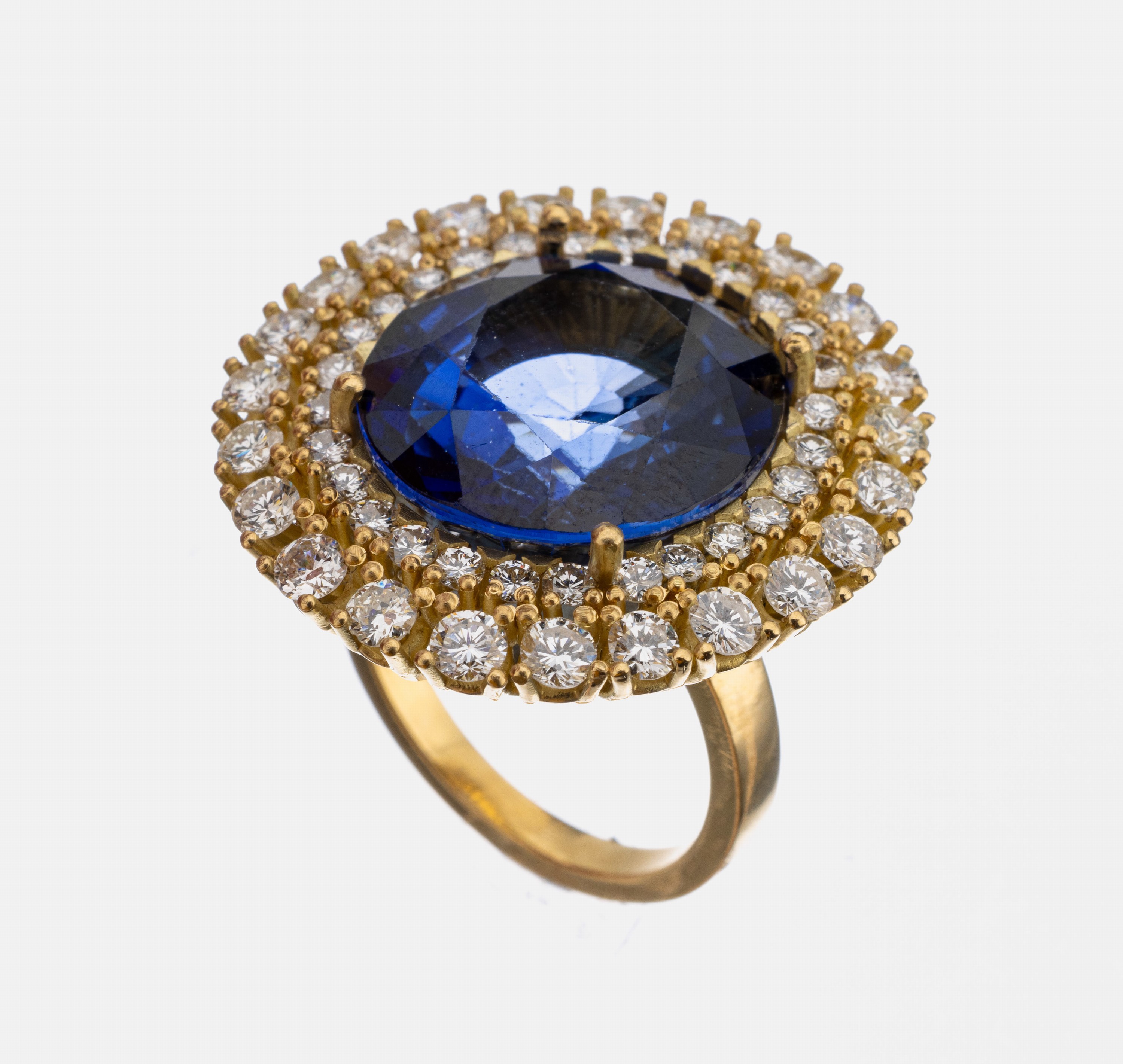 18 kt Gold Brillant-Saphir-Ring, GG 750/000, ovalfacett. Saphir (beh.) ca. 27.0 ct, 51 Brillanten zus. ca. 2.70 ct Weiß/si undp1, ca. 18.0 g, RW 55
