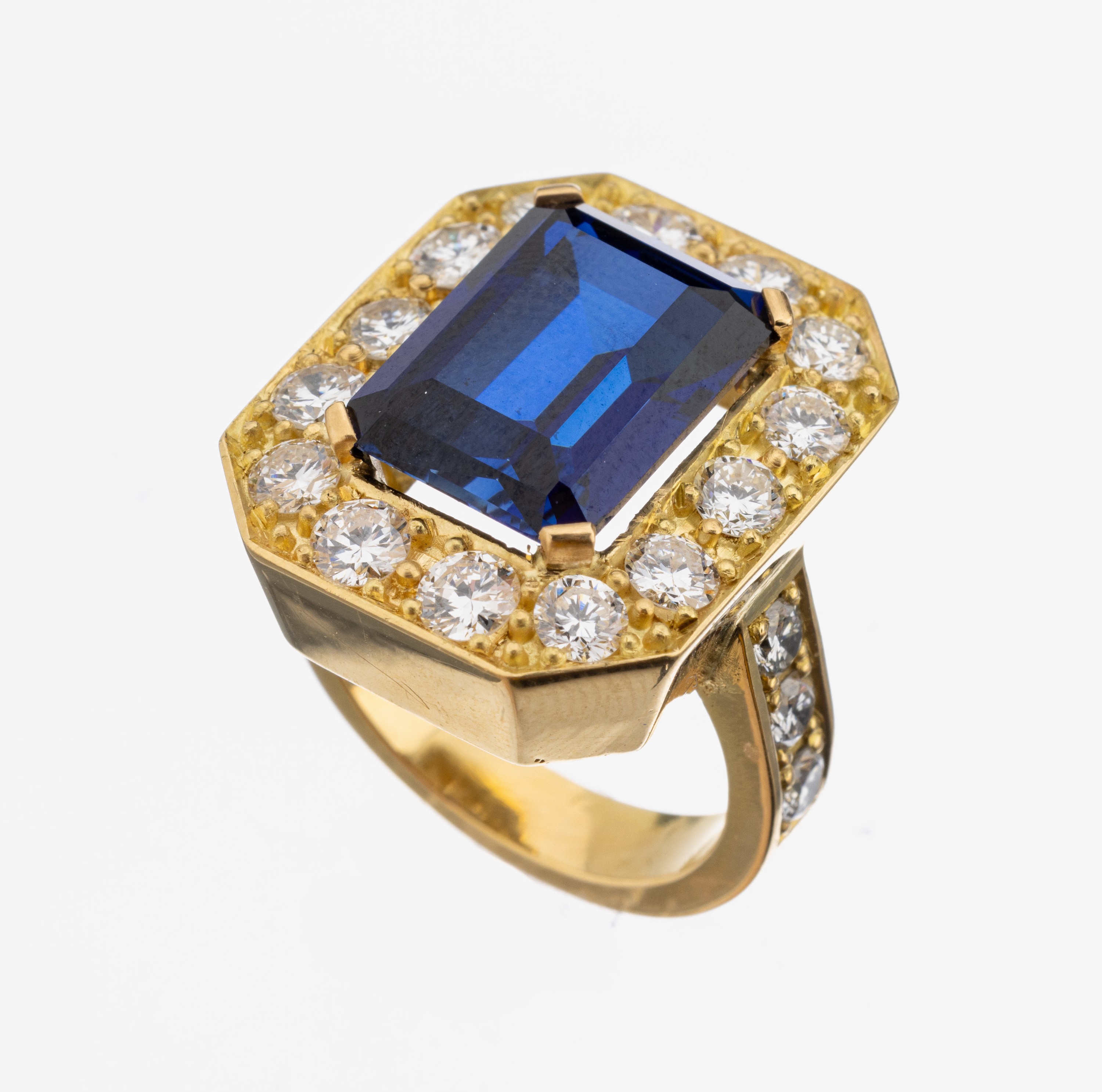 18 kt Gold Saphir-Brillant-Ring, GG 750/000, Saphir-Rechteck (beh.) ca. 24.10 ct, 14 Brillanten zus. ca. 3.00 ct Weiß/vvs, ca. 17.9 g, RW 50