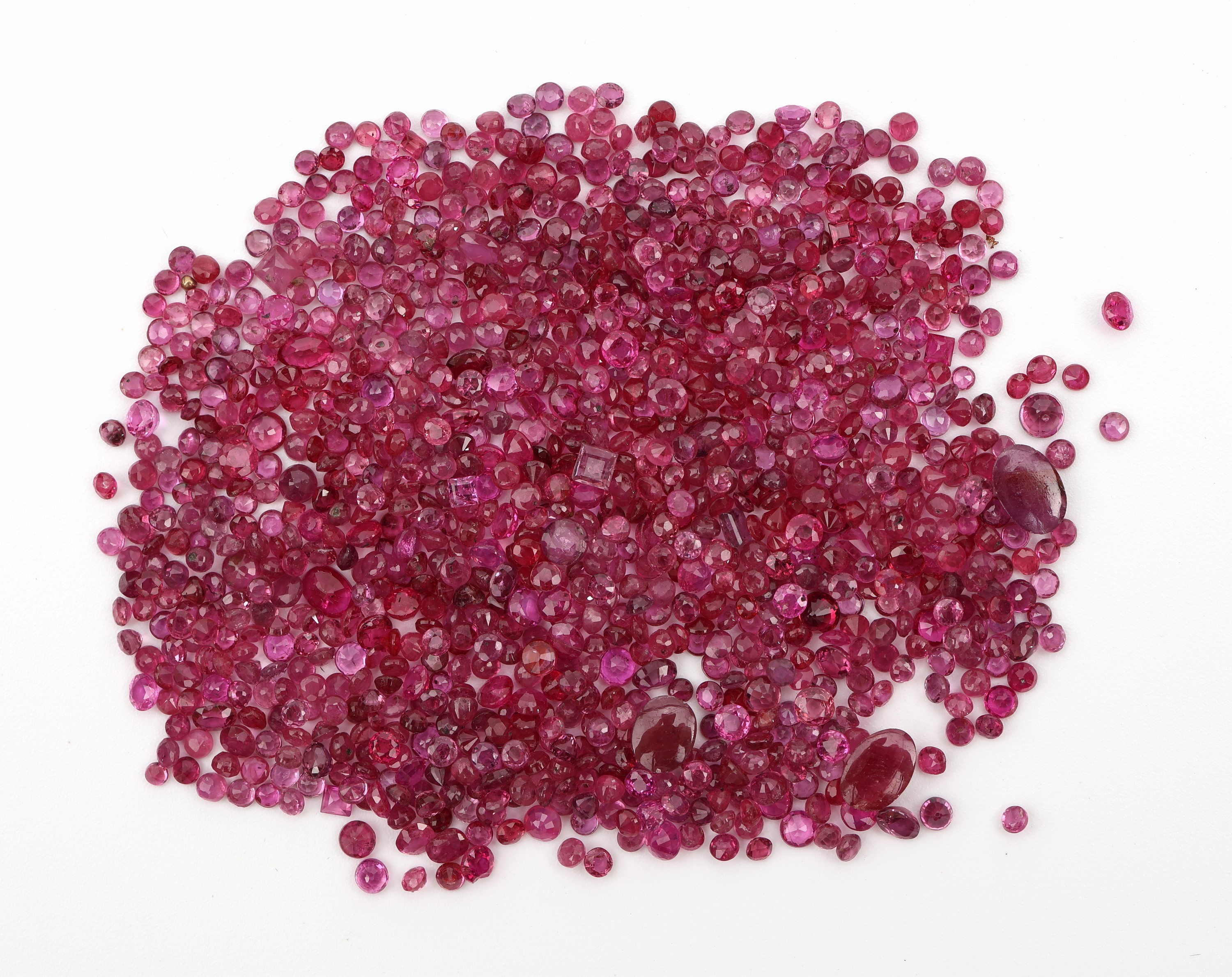 Lot lose Rubine zus. ca. 50.00 ct, überwiegend rundfacett., versch. Grössen und Farben, Ausfassware
