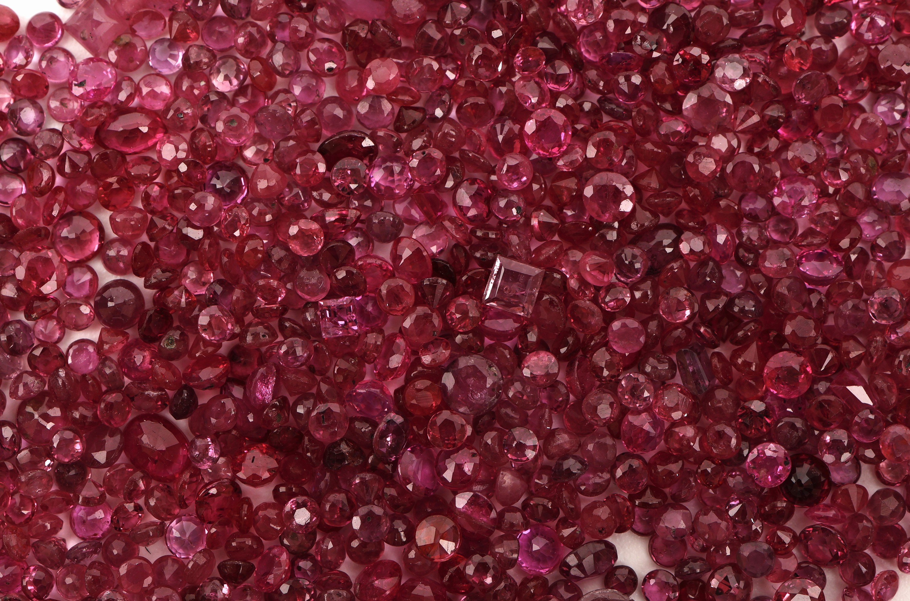 Detail a: Lot lose Rubine zus. ca. 50.00 ct, überwiegend rundfacett., versch. Grössen und Farben, Ausfassware