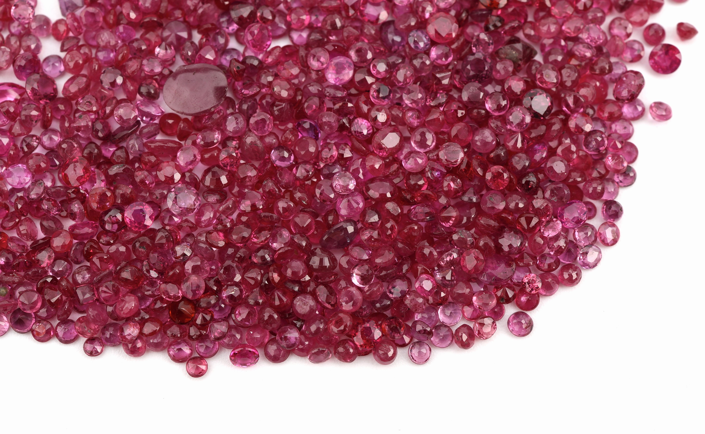 Detail a: Lot lose Rubine zus. ca. 51.00 ct, überwiegend rundfacett., versch. Grössen und Farben, Ausfassware