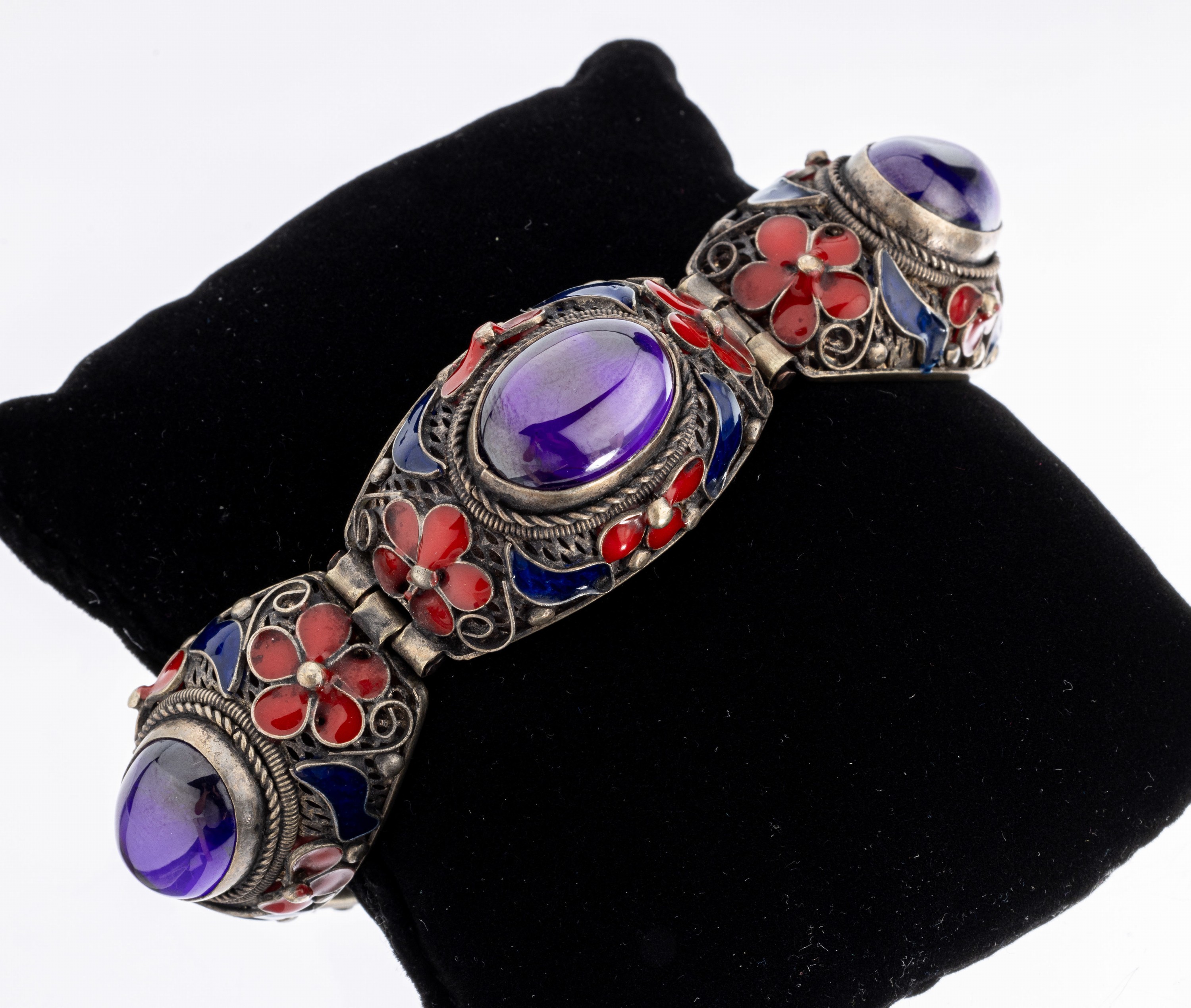 Armband mit Email, China 1960er Jahre, Metall vers., florale Gestaltung, rot und blau emailliert, amethystfarb. Glascabochons, L. ca. 19 cm, ...