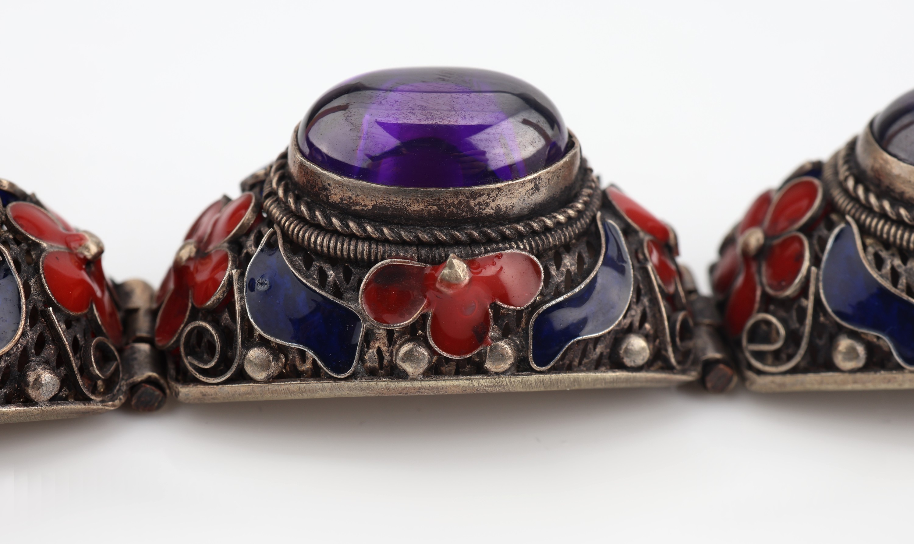 Detail b: Armband mit Email, China 1960er Jahre, Metall vers., florale Gestaltung, rot und blau emailliert, amethystfarb. Glascabochons, L. ca. 19 cm, ...