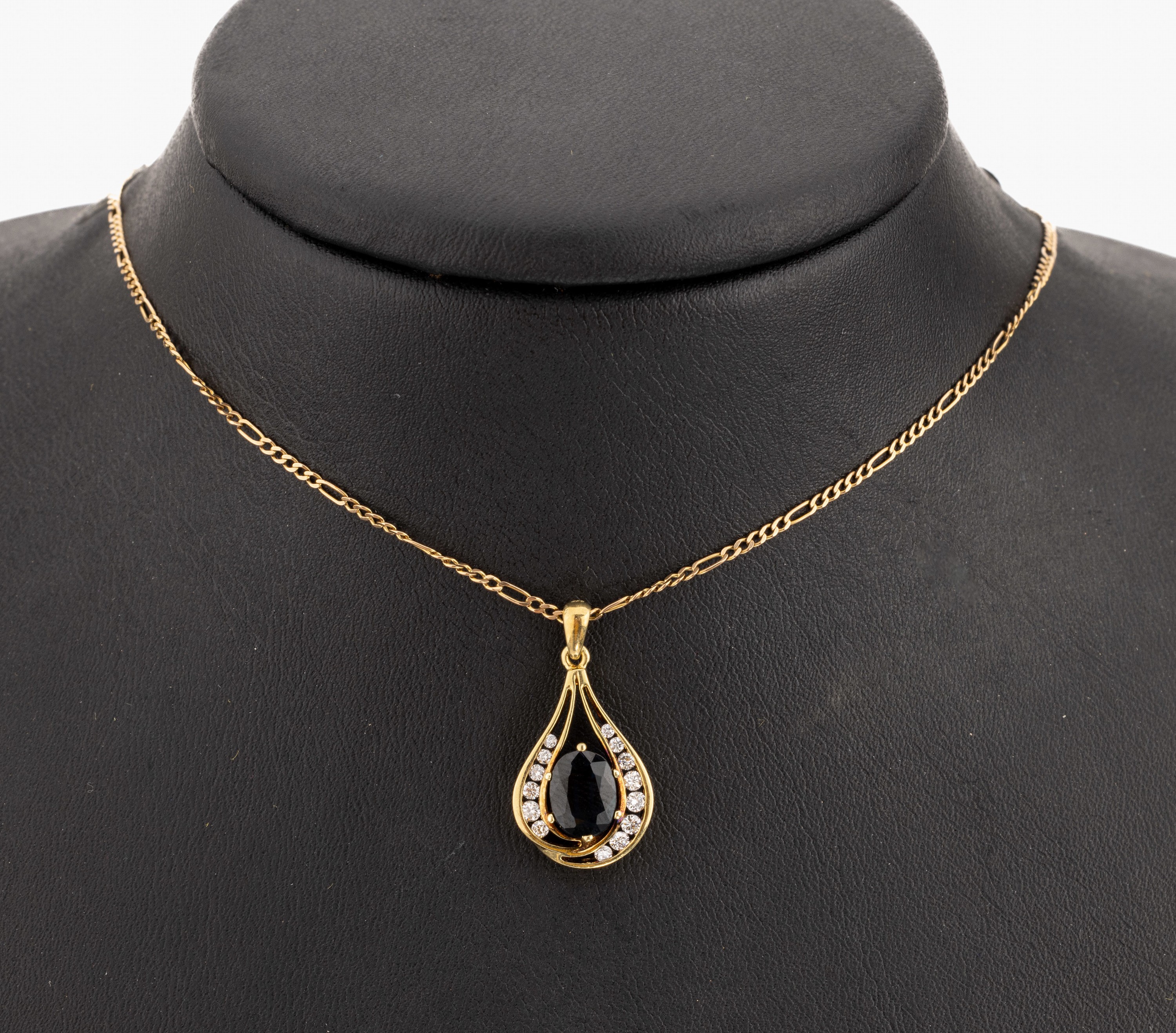 14 kt Gold Saphir-Brillant-Anhänger, GG 585/000, mittig ovalfacett. Saphir ca. 1.30 ct, 14 Brillanten zus. ca. 0.21 ct Weiss/si, an Kette, GG ...