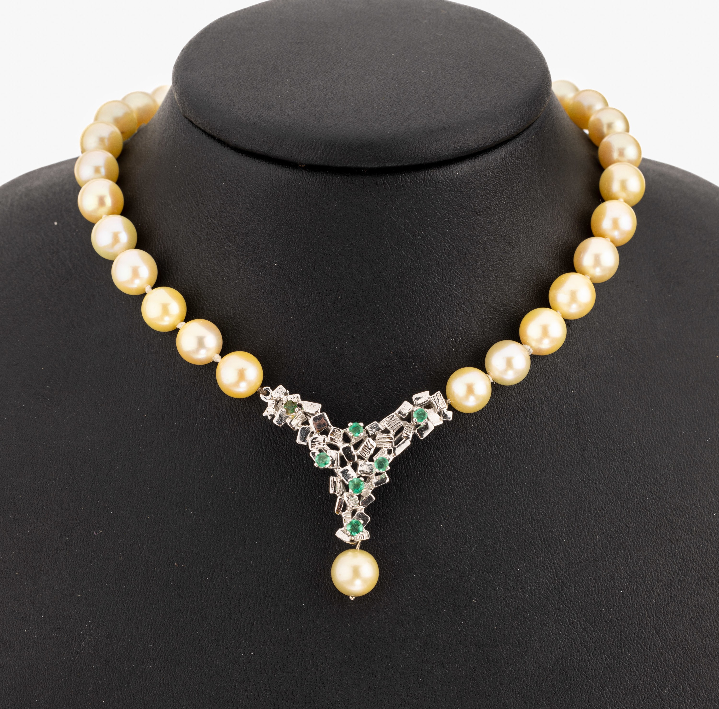Zuchtperl-Collier mit 14 kt Gold Mittelteil, WG 585/000, l. gelbliche Akoyazuchtperlen, D. ca. 8.7 mm, Mittelteil mit Steckverschluss,mit kl. ...