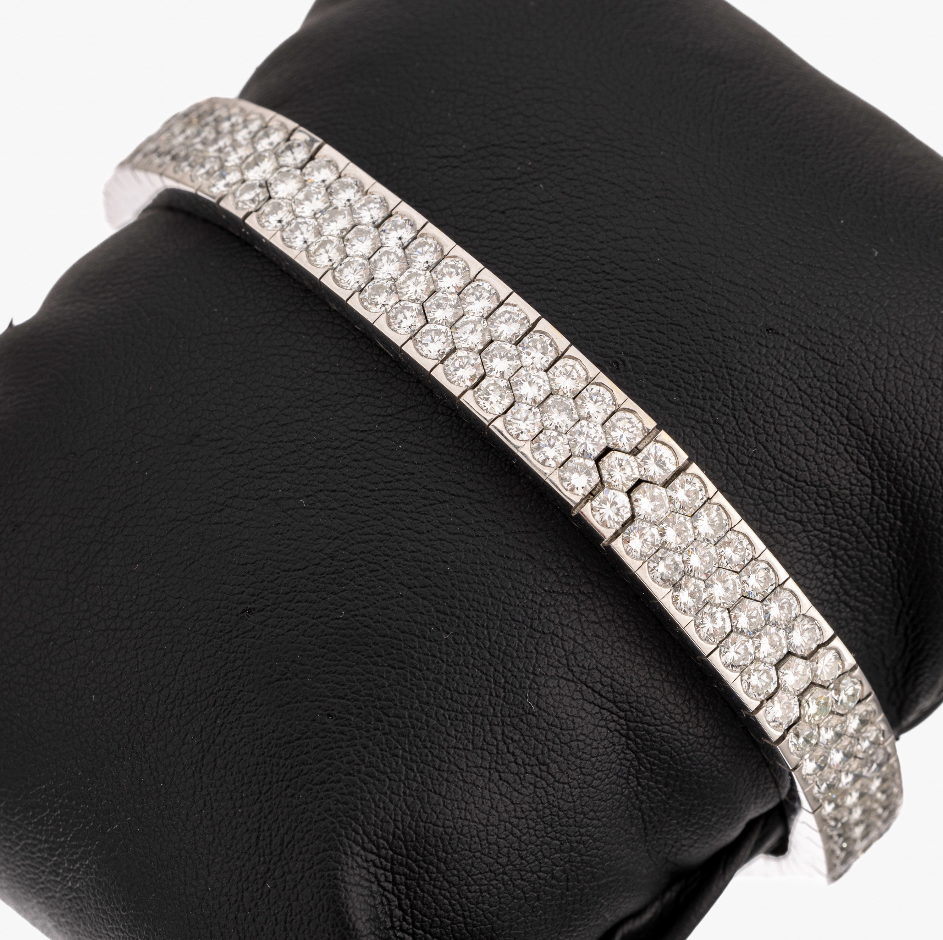 Exklusives 18 kt Gold Diamant-Armband, WG 750/000, B. ca. 0.9 cm, voll ausgefasst 3-reihig mit 233 Diamanten im modifizierten Brillant Schliff zus. ...