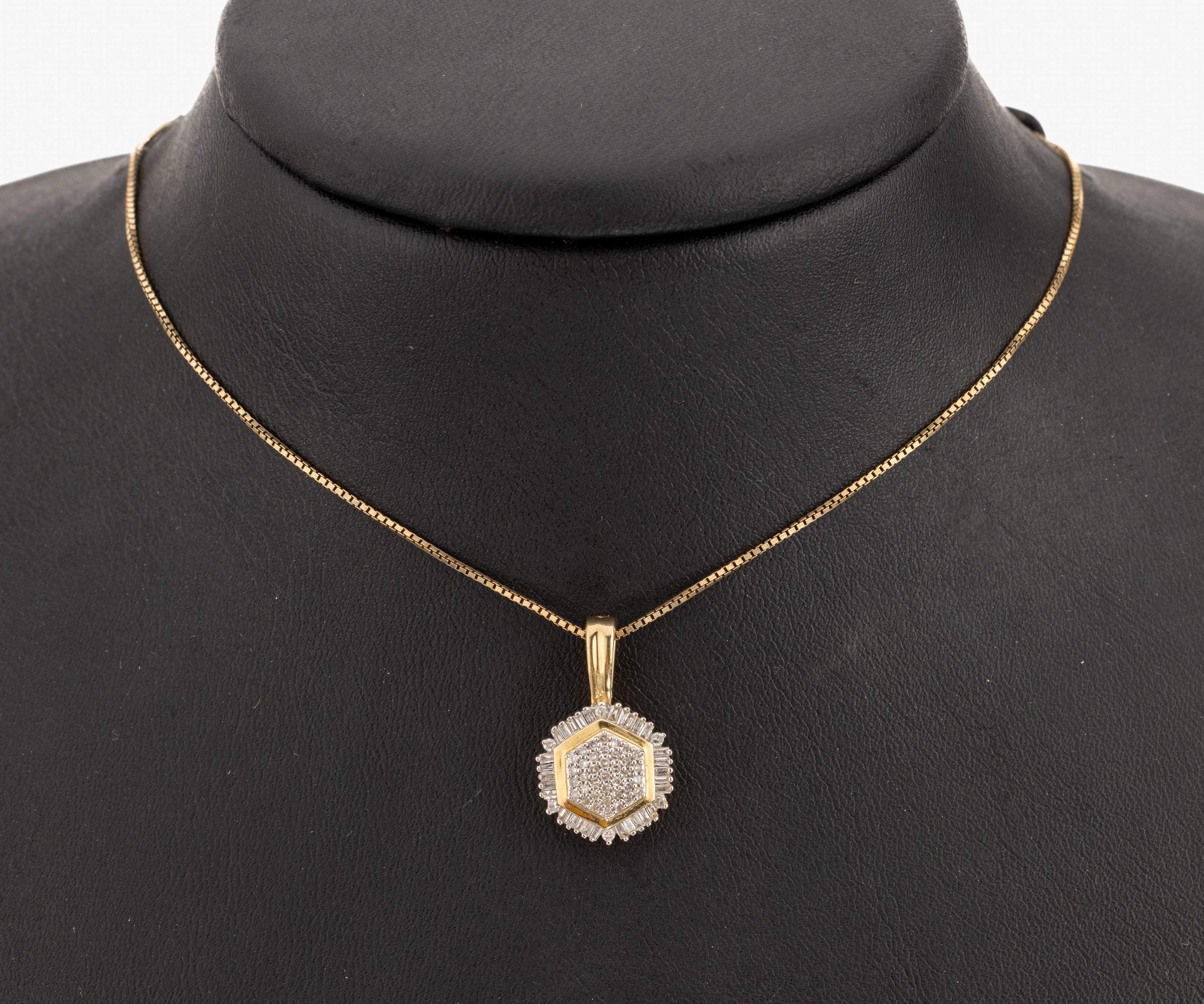 14 kt Gold Diamant-Clipanhänger, GG/WG 585/000, 44 8/8-Diamanten und 30 Diamantbaguettes zus. ca. 0.52 ct Weiss/p, an Kette, 925er Silber verg., L. ...