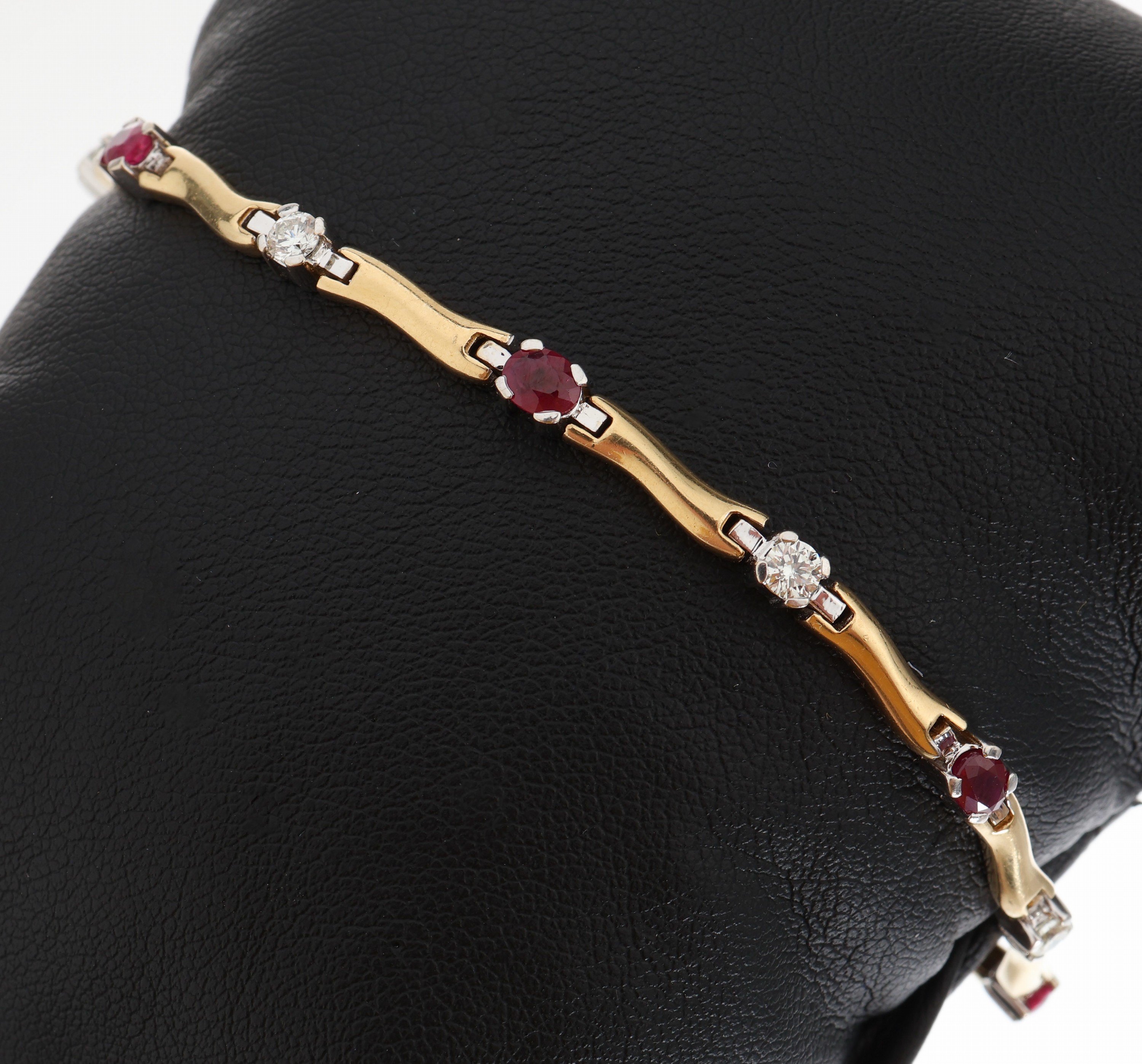 18 kt Gold Rubin-Brillant-Armband, GG/WG 750/000, 6 ovalfacett. Rubine zus. ca. 0.85 ct, 5 Brillanten zus. ca. 0.50 ct Weiss/si, L. ca. 18.5 cm, ...