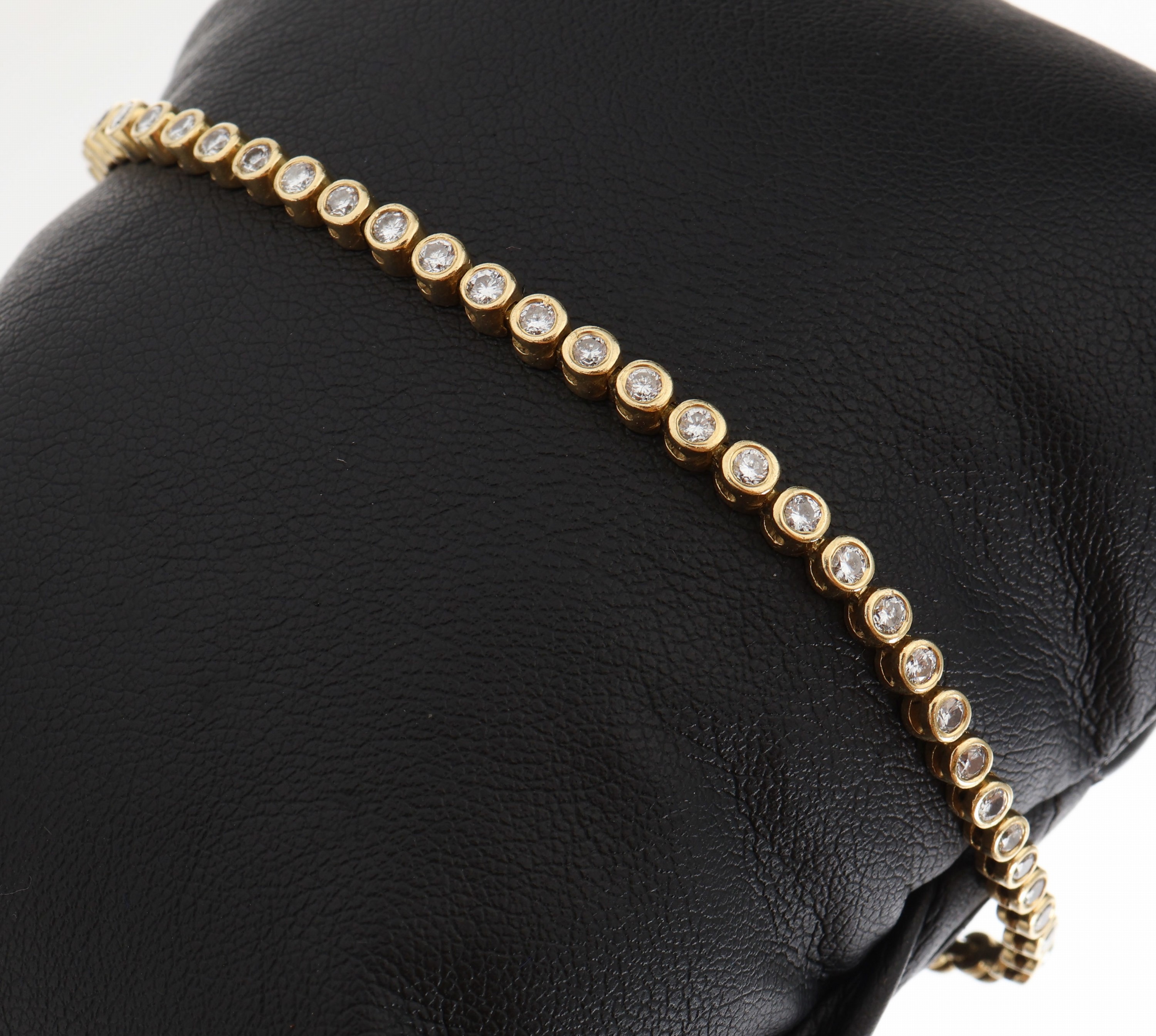 18 kt Gold Brillant-Linienarmband, GG 750/000, 54 Brillanten zus. ca. 1.62 ct Weiss/si-p, L. ca. 19 cm, Kastenschloss mit Sicherheitsbügel, ca. ...