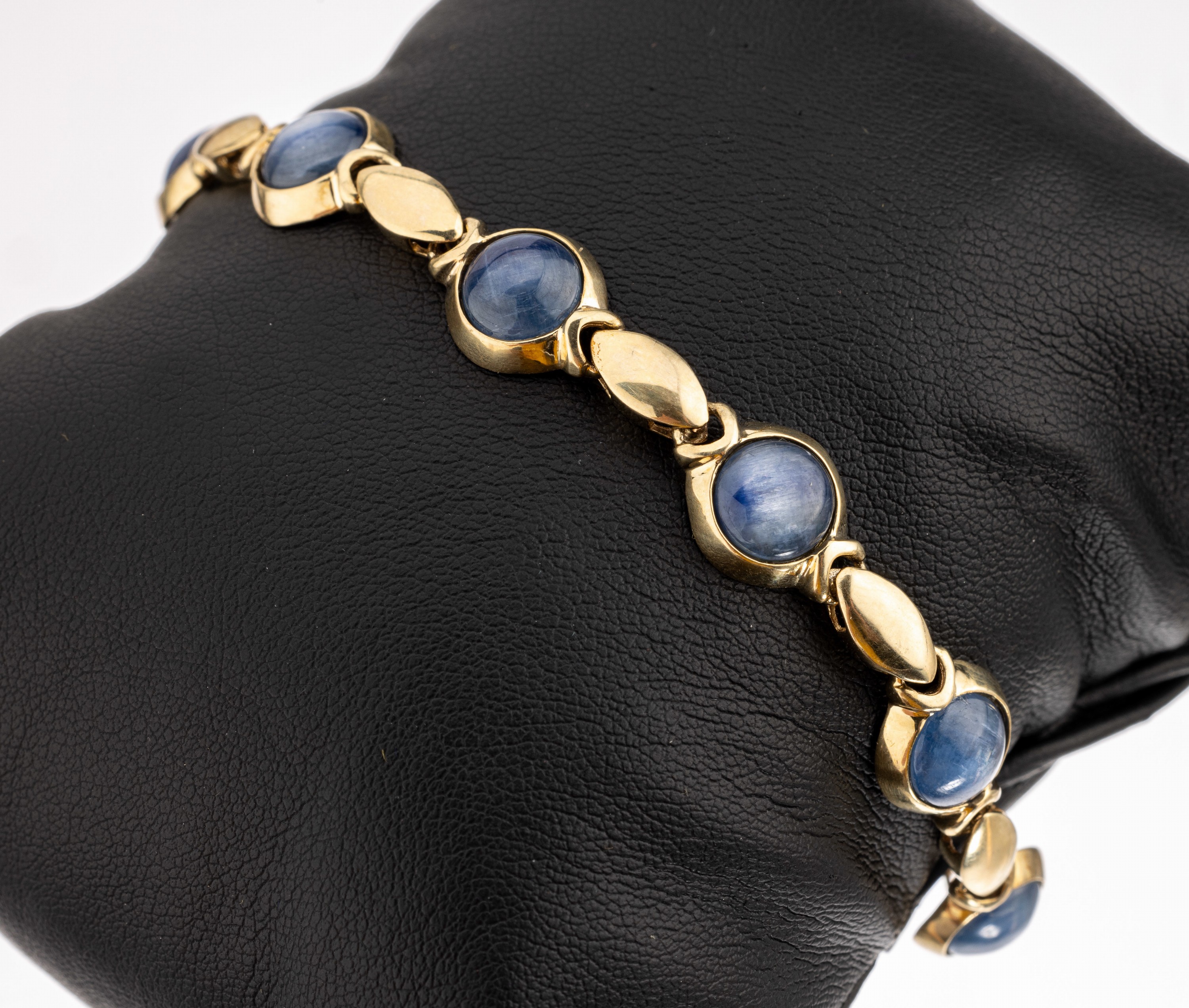 8 kt Gold Saphir-Armband, GG 333/000, schlicht, 9 runde Saphir-Cabochons, gefärbt und teilw. besch., L. ca. 19.5 cm, Karabinerschliesse, ca. 13.5 g