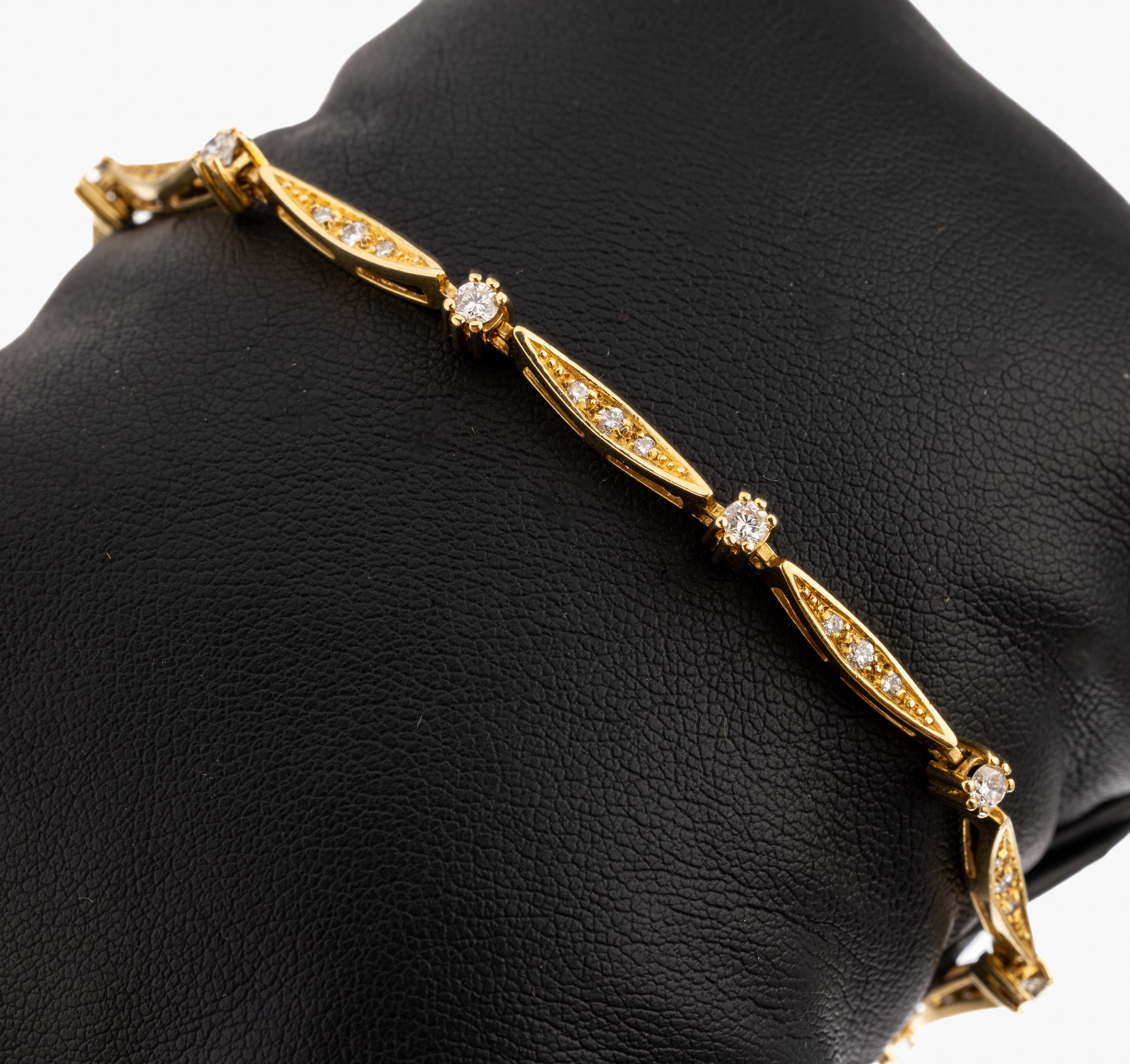 18 kt Gold Brillant-Armband, GG 750/000, 9 einzelne und 27 in navettef. Gliedern gefassteBrillanten zus. ca. 0.85 ct Weiss/si, L. ca. 17.5 cm, ...
