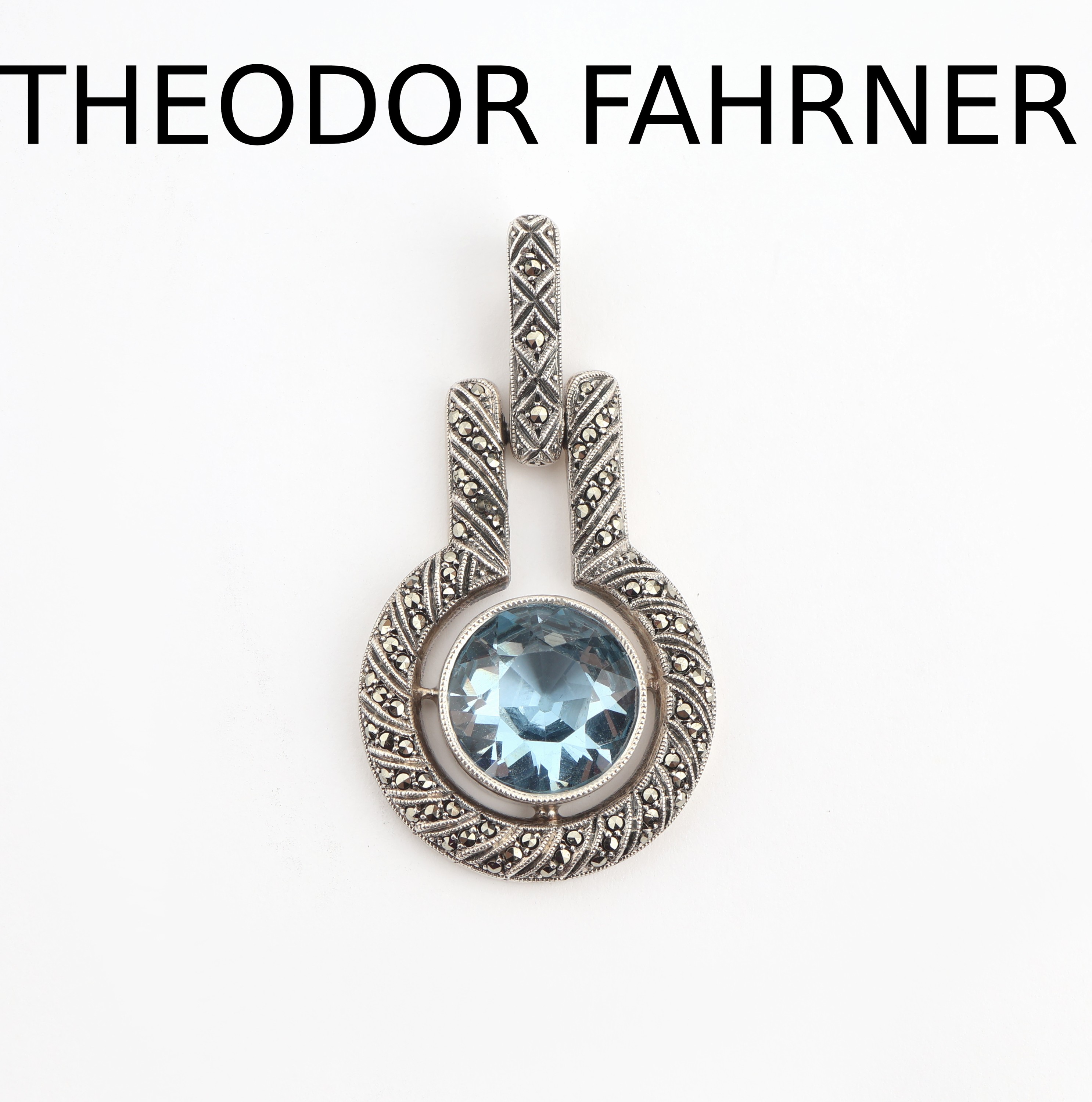 THEODOR FAHRNER Anhänger, 925er Silber, 1930er Jahre, geometrisch, mittig rundfacett. Blautopas (beh.), Markasitbesatz, ca. 4.5 x 2.5 cm
