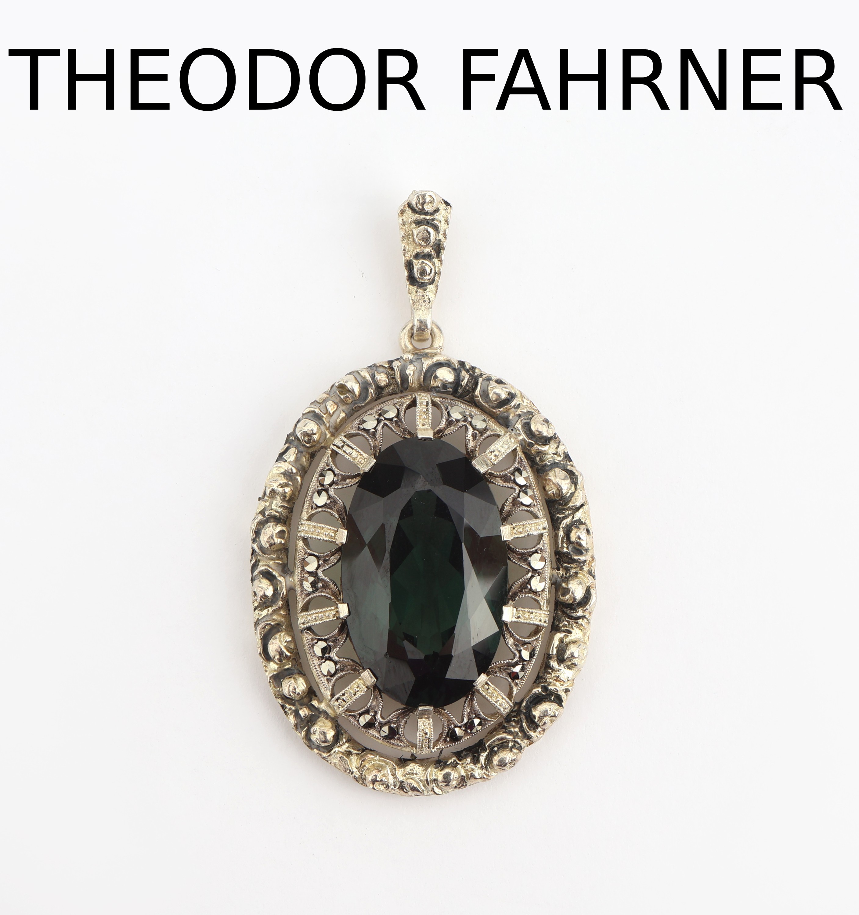 THEODOR FAHRNER Anhänger, 835er Silber verg., 1930er Jahre, ovaler Aufbau, Markasiten, mittig ovalfacett. grüner Glasstein, ca. 5.5 x 3.2 cm