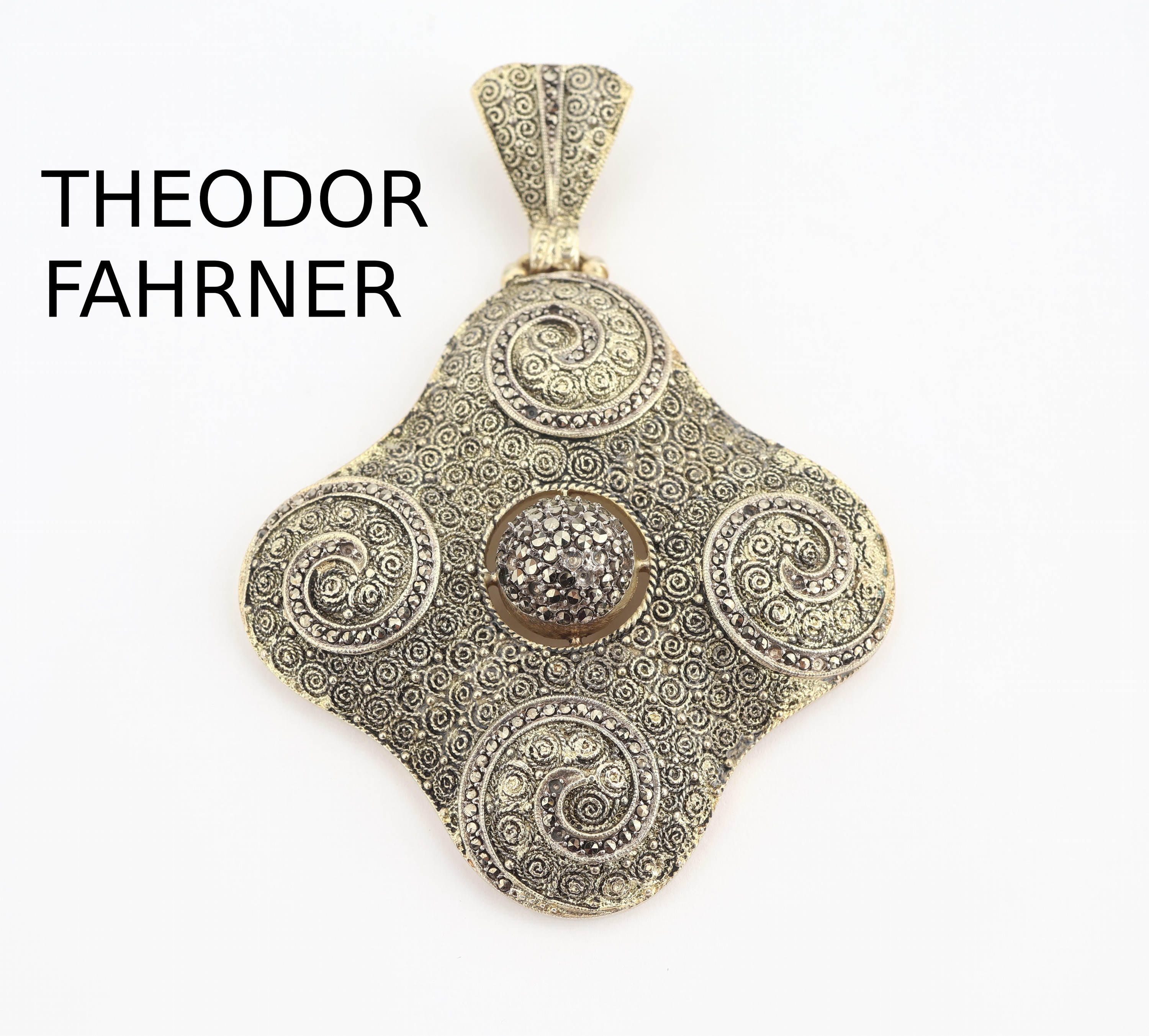 THEODOR FAHRNER Anhänger, 925er Silber verg., 1930er Jahre, vierpassige Grundform mit spiralf. Elementen, Markasitbesatz (einigefehlen), ca. 6.5 x ...