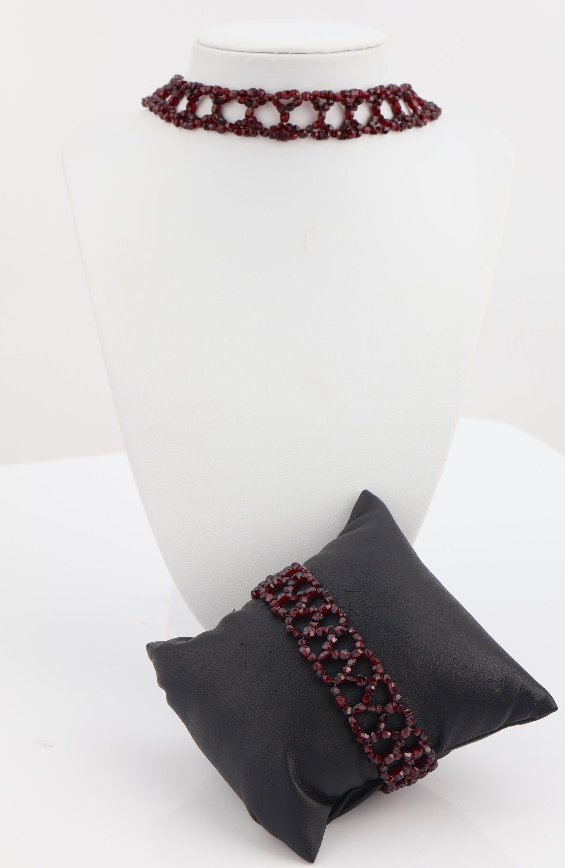 Granat-Schmuckset, um 1880, best. aus: 1 Collier, L. ca. 39 cm, Kastenschloss 925er Silber verg. (sek.), und 1 Armband, L. ca. 20 cm, Kastenschloss ...