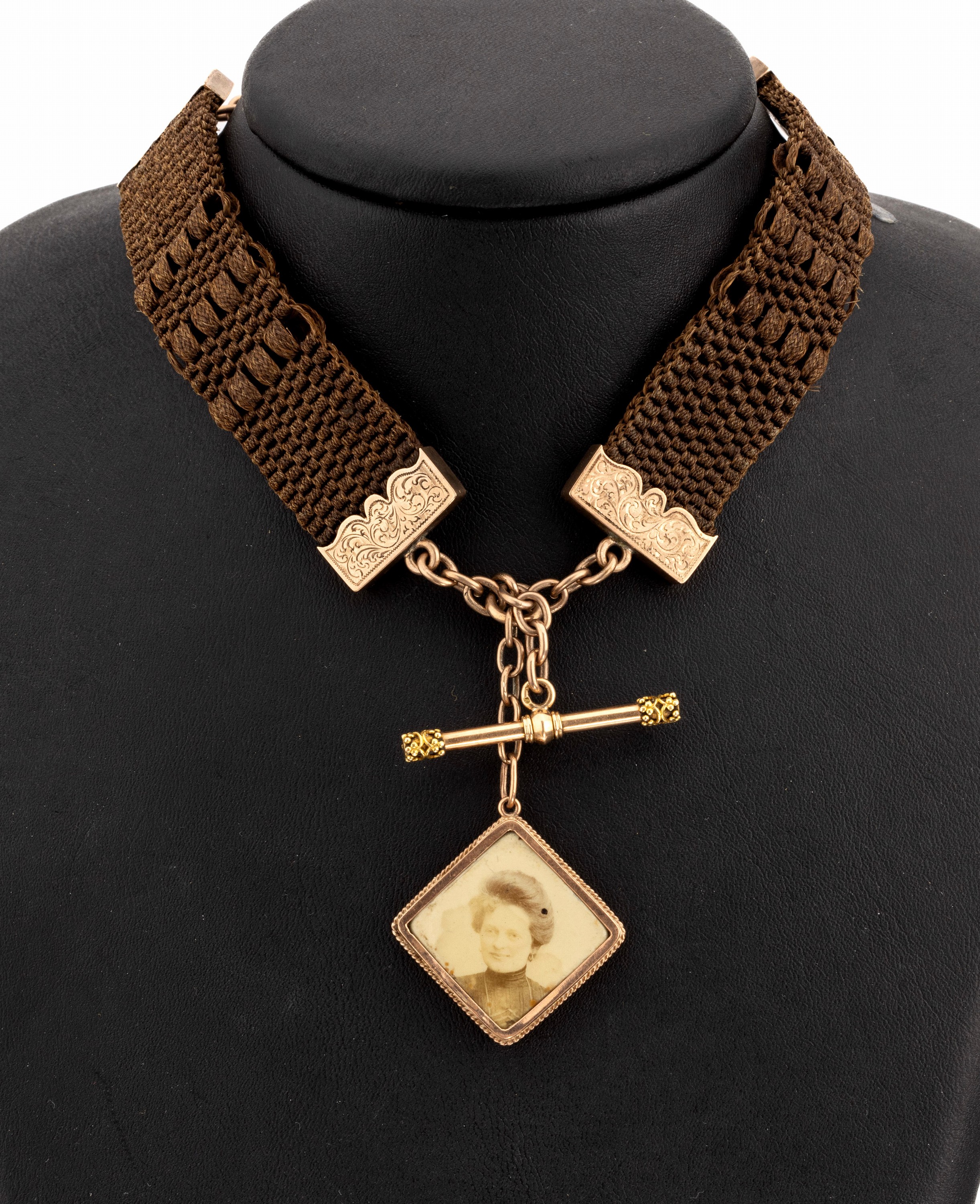 Chatelaine, um 1890, wohl England, Monturen9 kt RG, Knebel GG 14 kt, florale Gravuren, geflochtene Haare, 1 Medaillonanhänger mit 2 Fotografien, L. ...