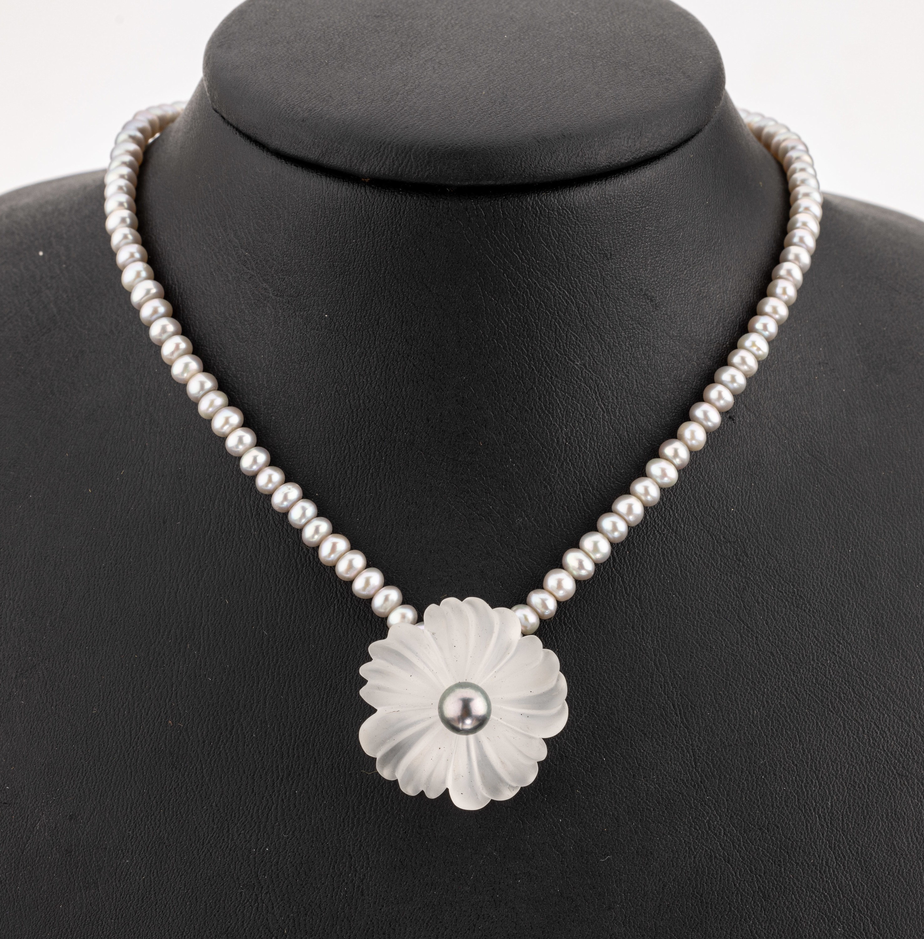 Zuchtperl-Collier mit Bergkirstall- Clipanhänger, Collier aus unrunden hellgrauen Zuchtperlen, Clipanhänger aus geschnittenem Bergkristall mit ...