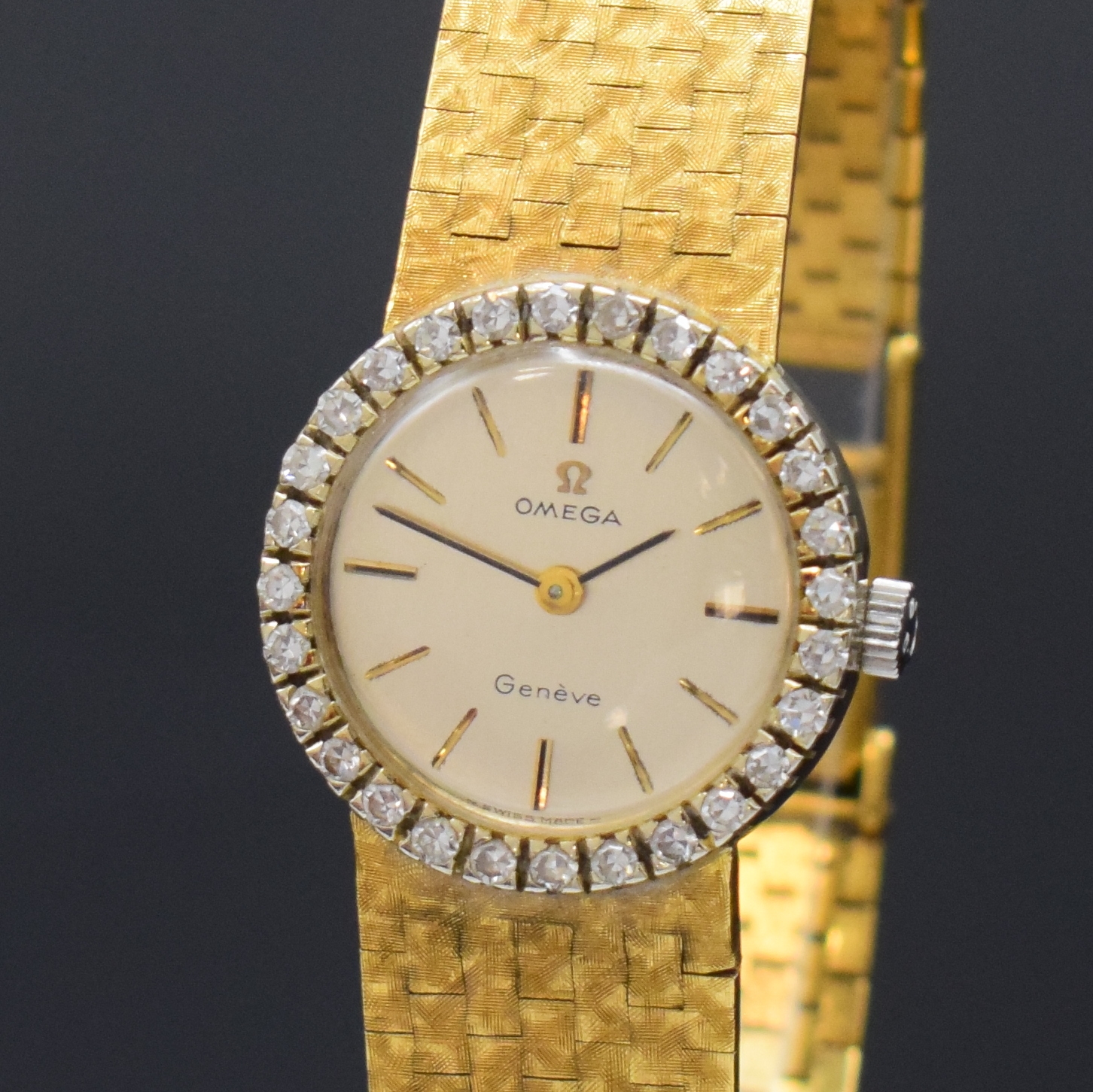Detail a: OMEGA Diamant-besetze Damenarmbanduhr in GG 750/000, Schweiz um 1970, Handaufzug, NEUTRALES Geh. u. Band, Boden aufgedr., silb. Zifferbl., gold. ...