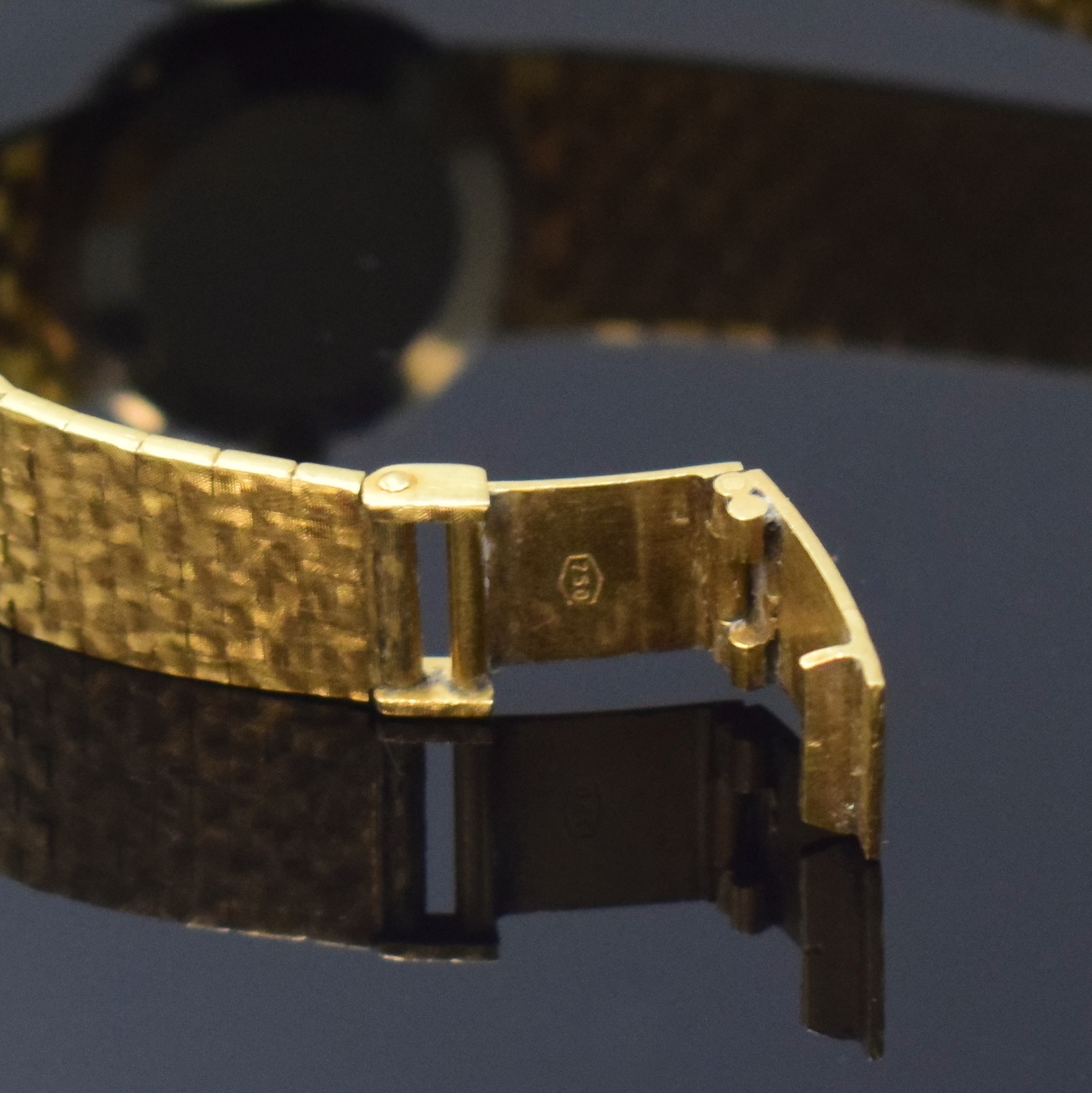 Detail b: OMEGA Diamant-besetze Damenarmbanduhr in GG 750/000, Schweiz um 1970, Handaufzug, NEUTRALES Geh. u. Band, Boden aufgedr., silb. Zifferbl., gold. ...