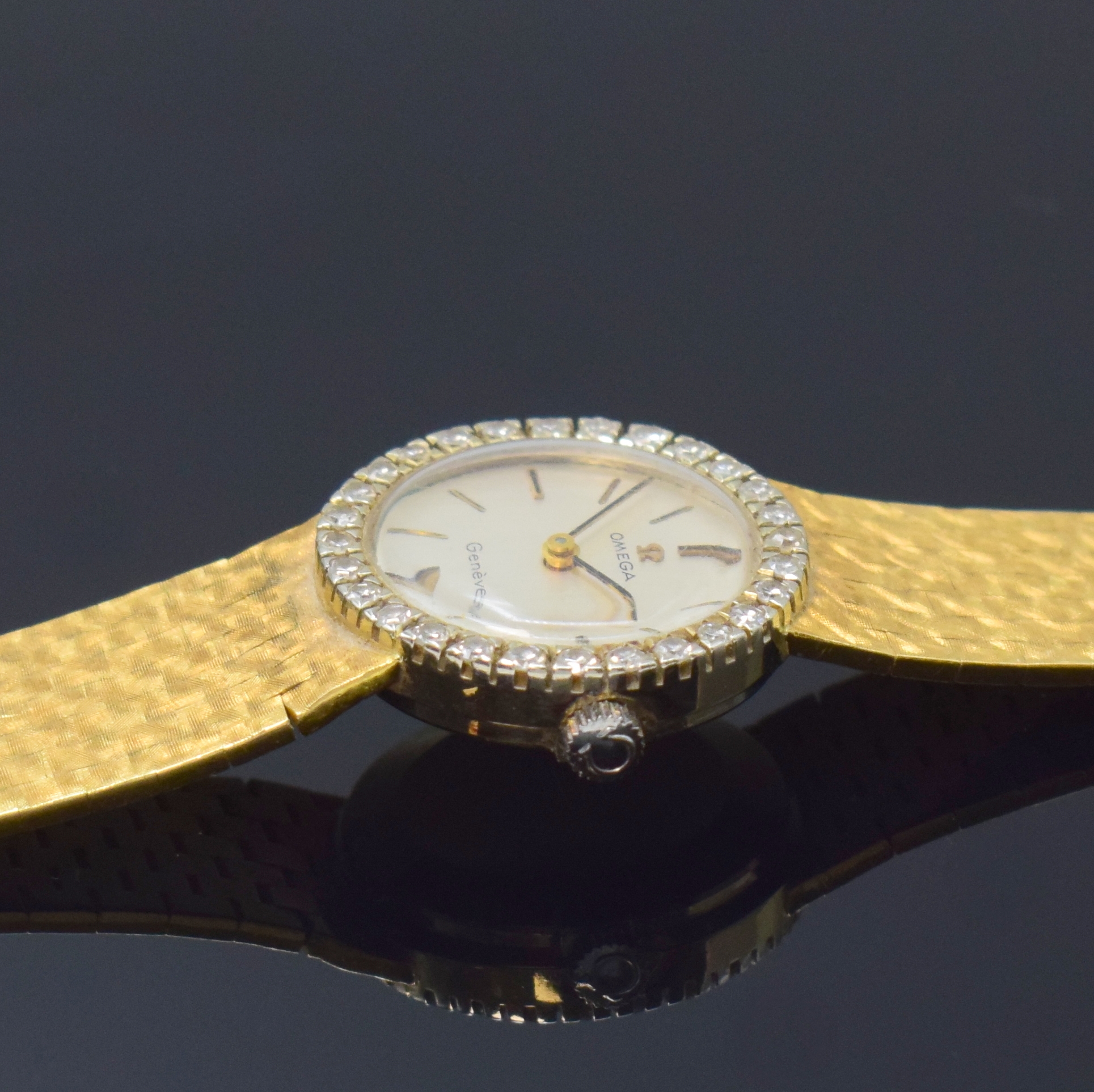Detail c: OMEGA Diamant-besetze Damenarmbanduhr in GG 750/000, Schweiz um 1970, Handaufzug, NEUTRALES Geh. u. Band, Boden aufgedr., silb. Zifferbl., gold. ...